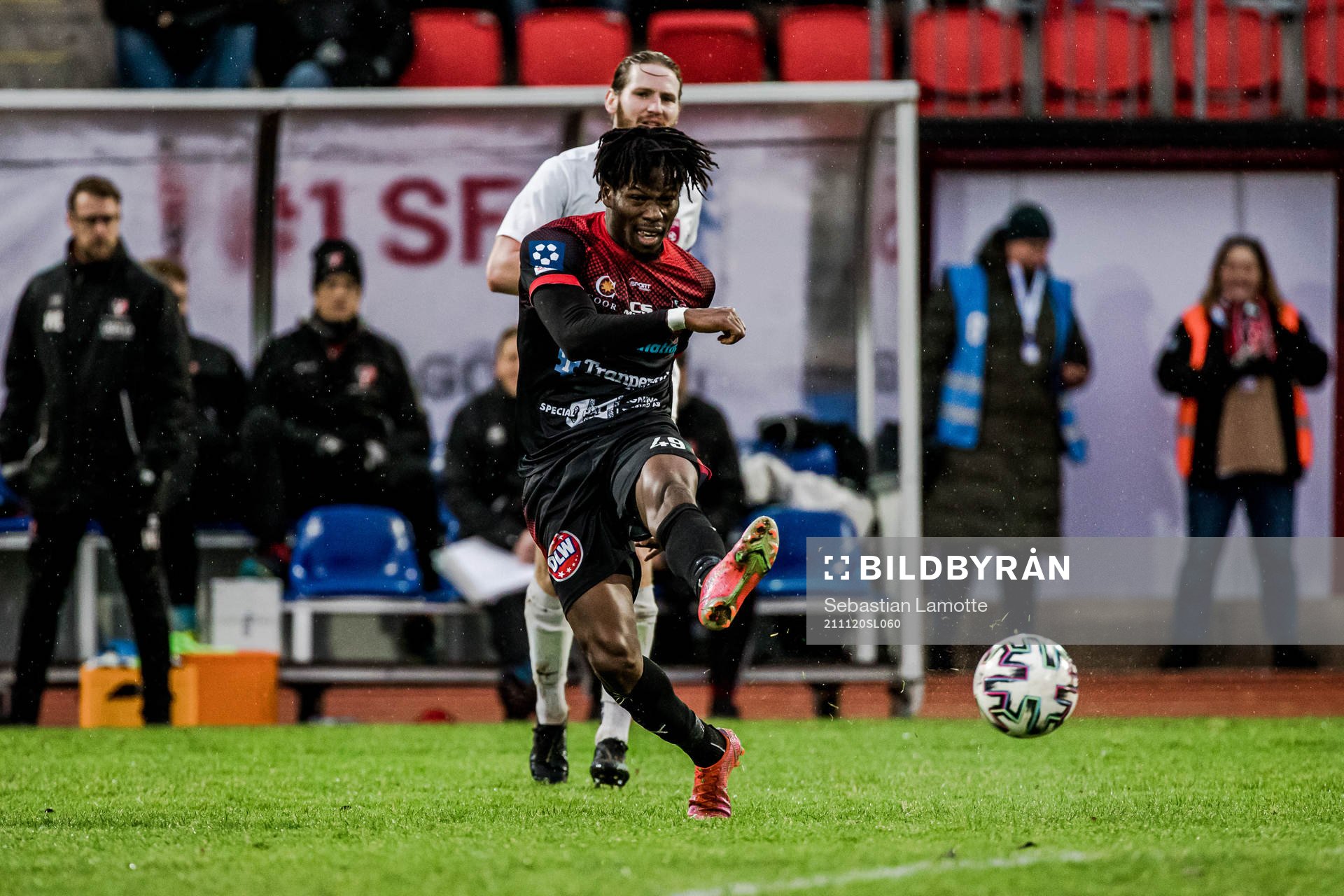 Trollhättans Abdul Fatawu Safiu under fotbollsmatchen i Ettan södra mellan Trollhättan och Qviding den 20 november 2021 i Trollhättan.