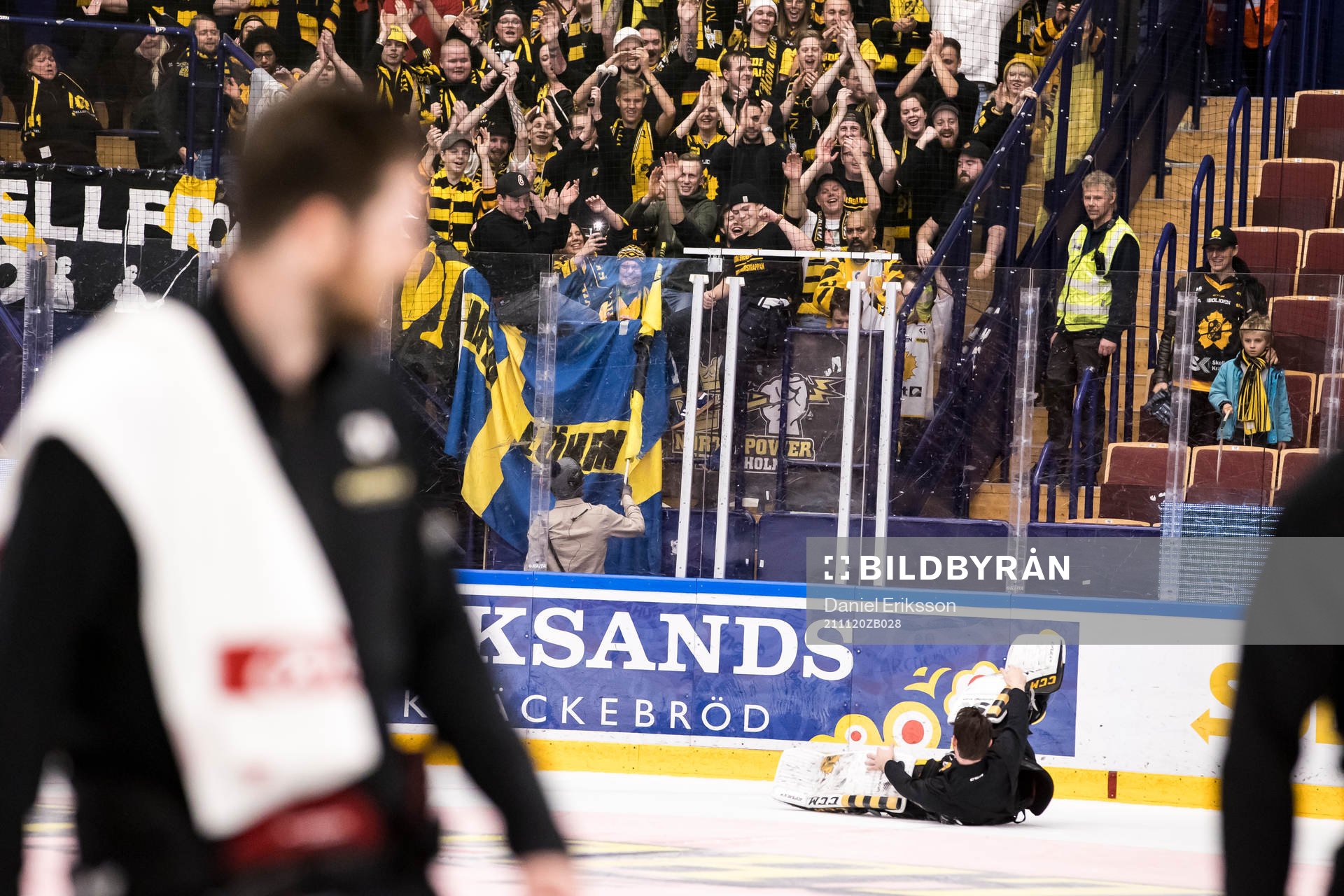 Skellefteås spelarna firar med klacken