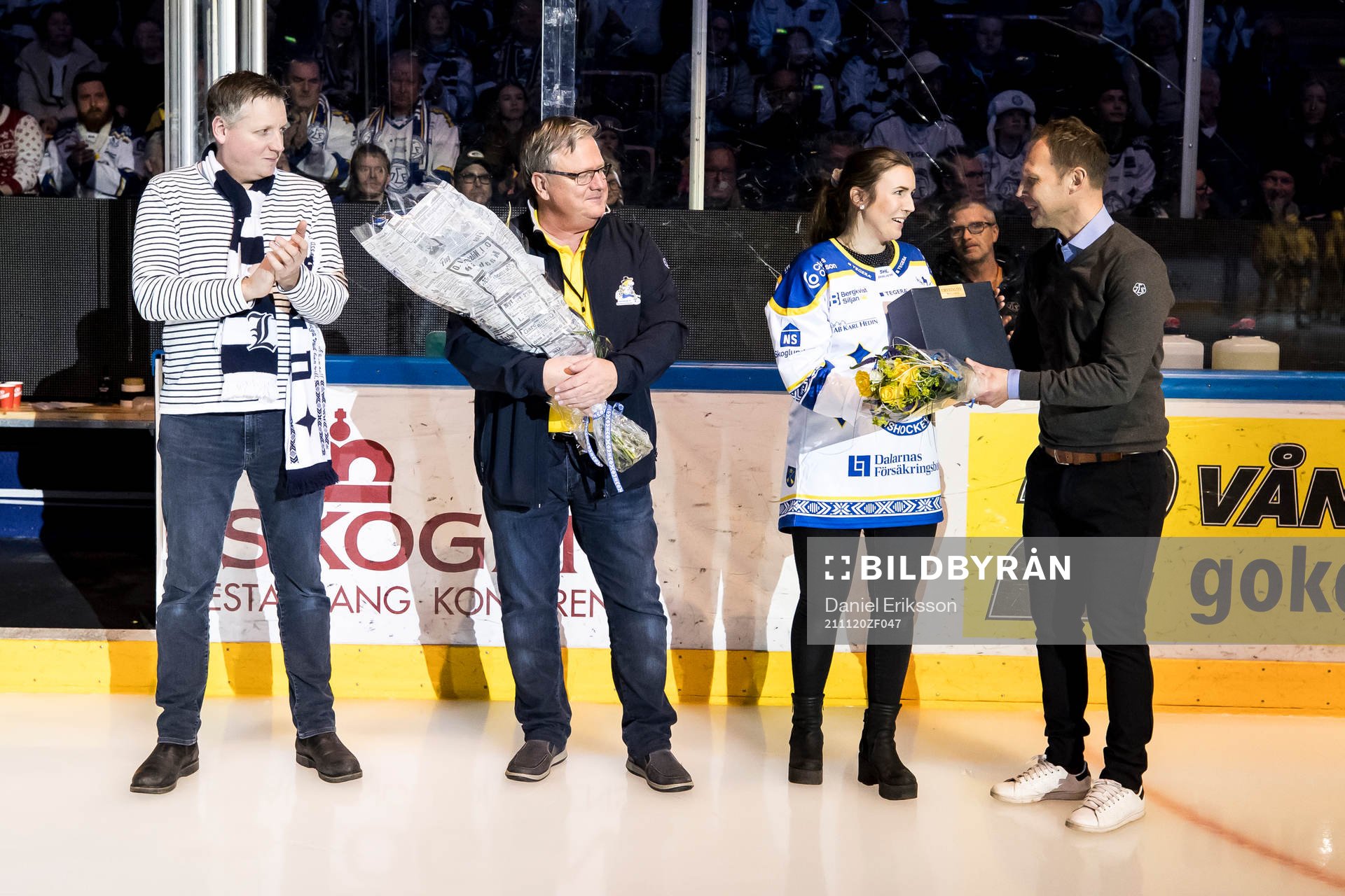 Avtackning av Elin Lundberg av Leksands VD Andreas Hedbom