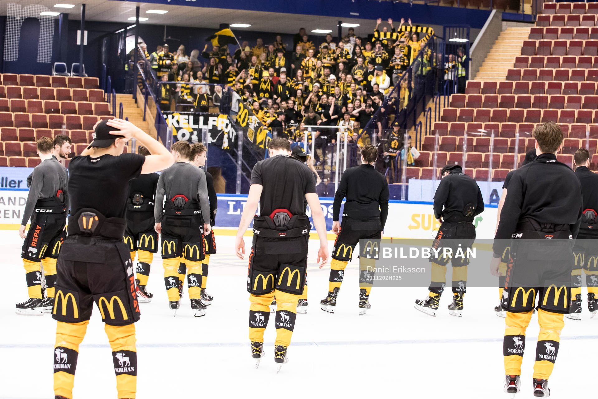 Skellefteås spelarna firar med klacken