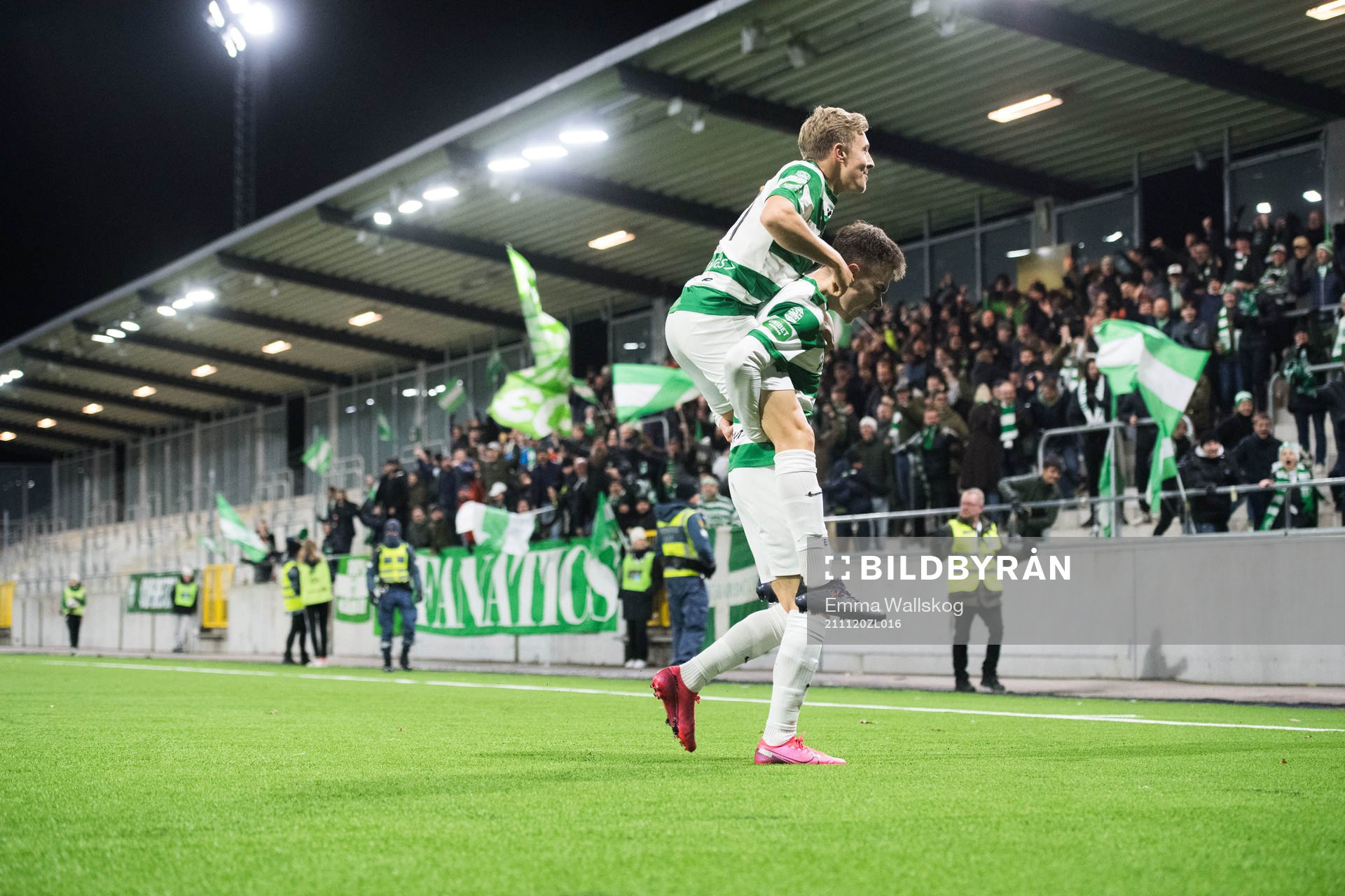 Västerås Simon Gefvert och Dusan Jajic jublar