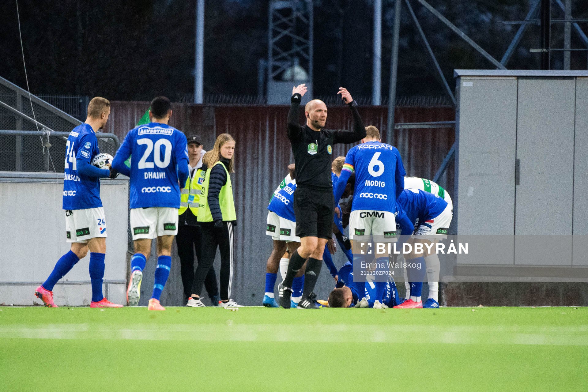 Trelleborgs Petar Petrovic har ont under fotbollsmatchen i Superettan mellan Västerås SK och Trelleborg den 20 november 2021 i Västerås.