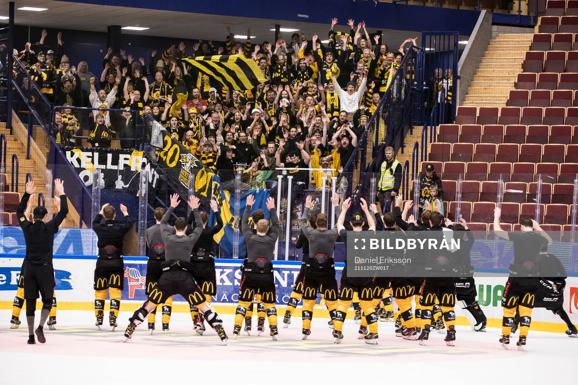 Skellefteås spelarna firar med klacken