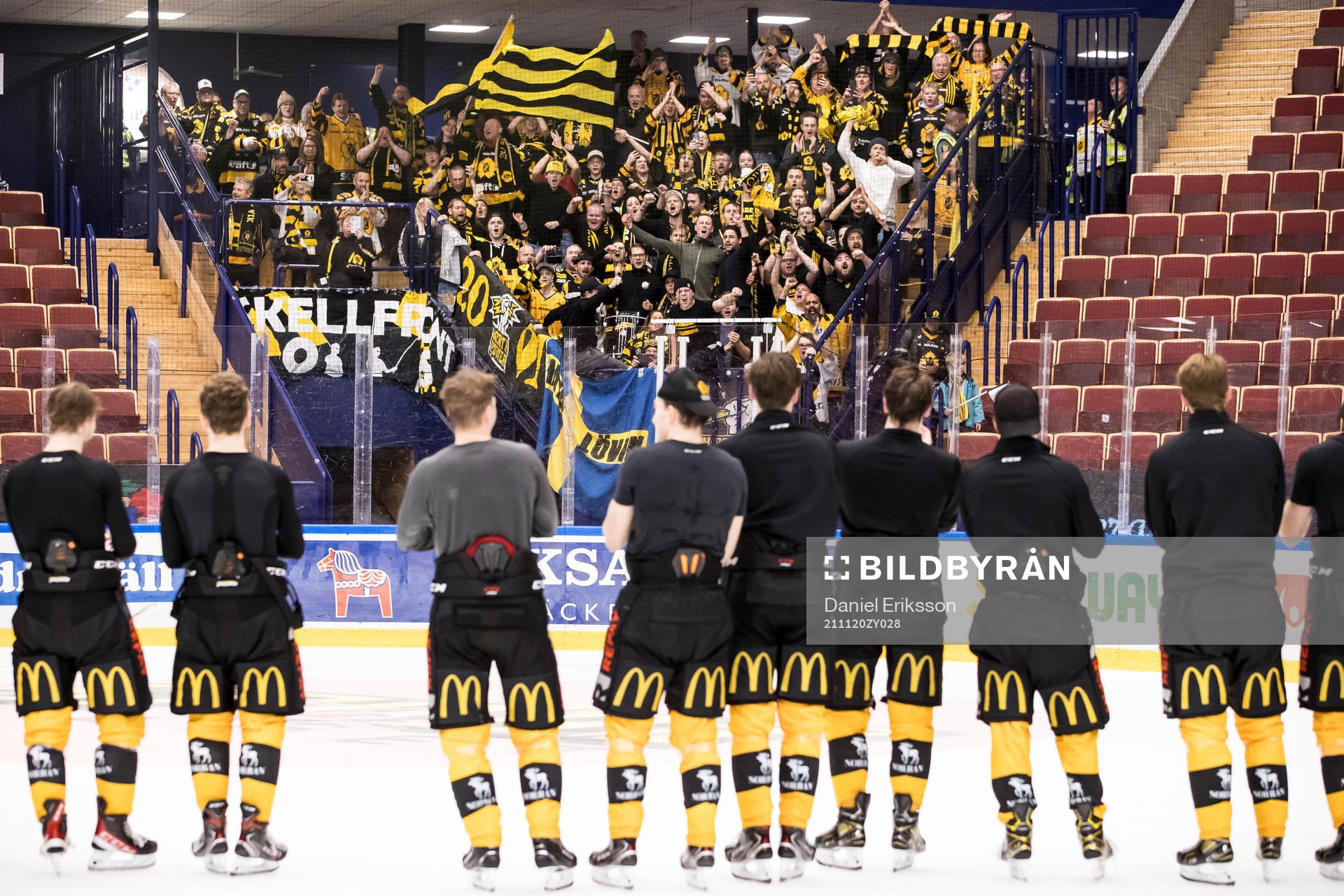 Skellefteås spelarna firar med klacken