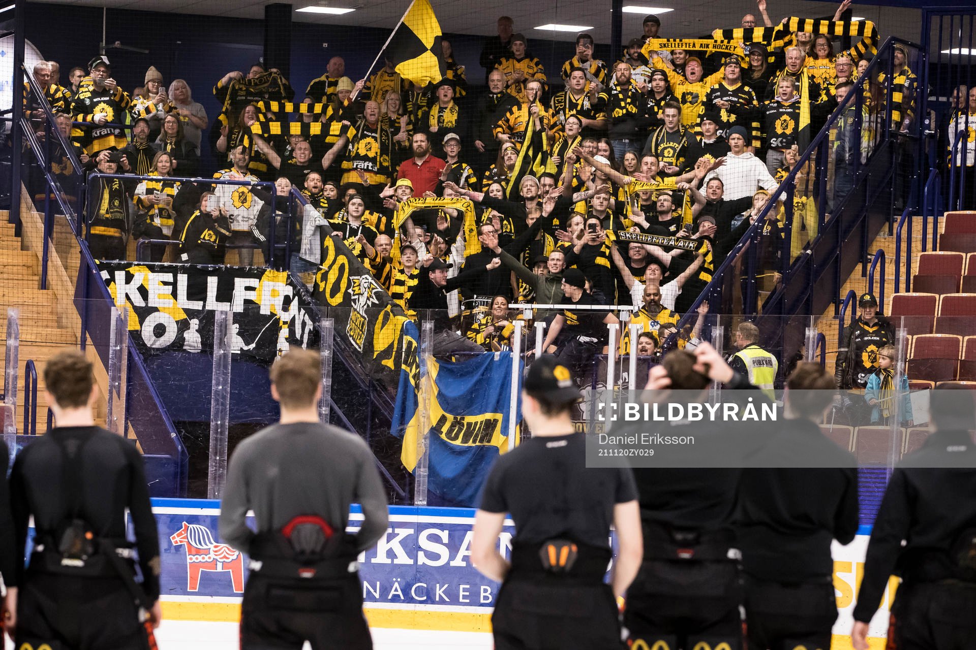 Skellefteås spelarna firar med klacken