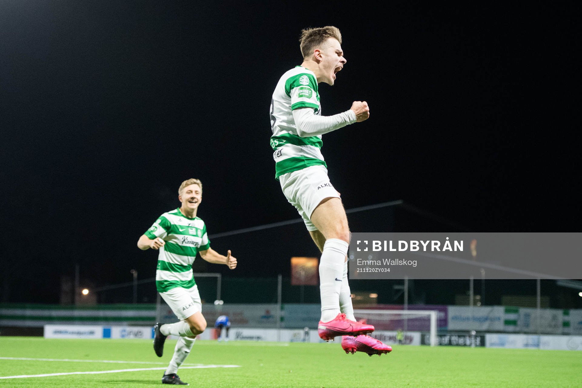 Västerås Simon Gefvert och Dusan Jajic jublar efter 1-1 under fotbollsmatchen i Superettan mellan Västerås SK och Trelleborg den 20 november 2021 i Västerås.