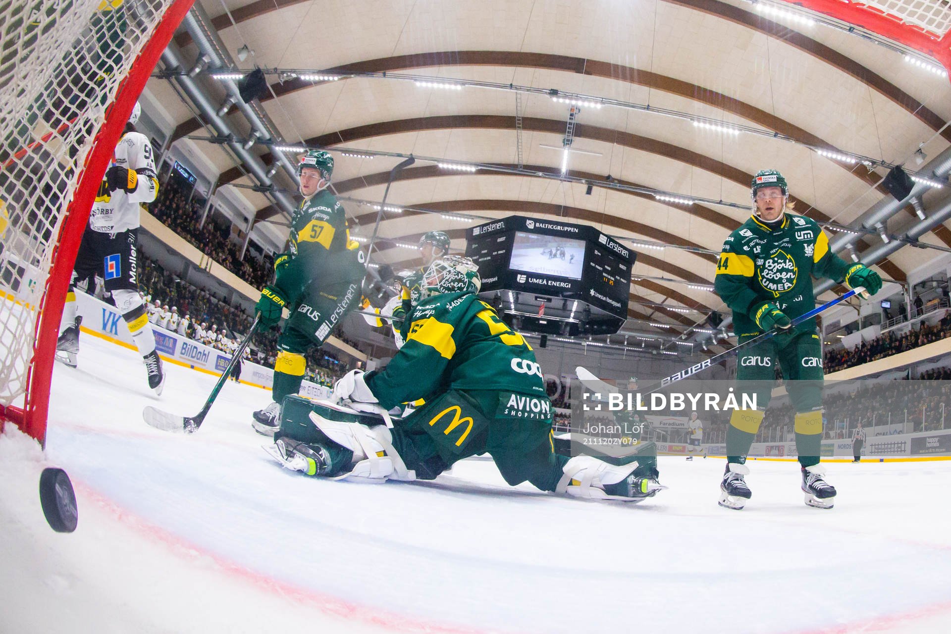 Björklövens målvakt Claes Endre släpper in pucken