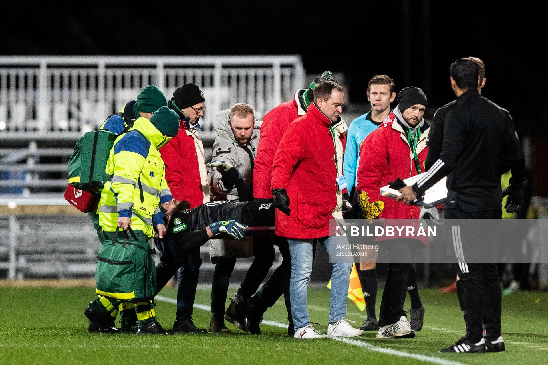 Jönköpings målvakt Frank Pettersson bärs ut på bår under fotbollsmatchen i Superettan mellan Jönköpings Södra och AFC Eskilstuna den 21 november 2021 i Jönköping.