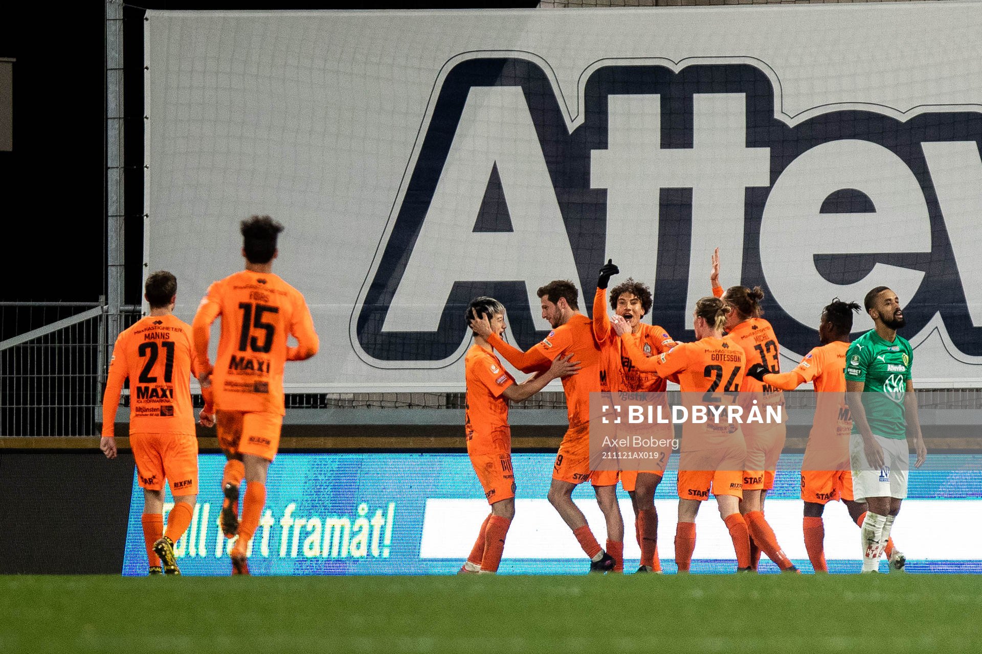 AFC Eskilstunas Robin Tihi jublar med lagkamrater