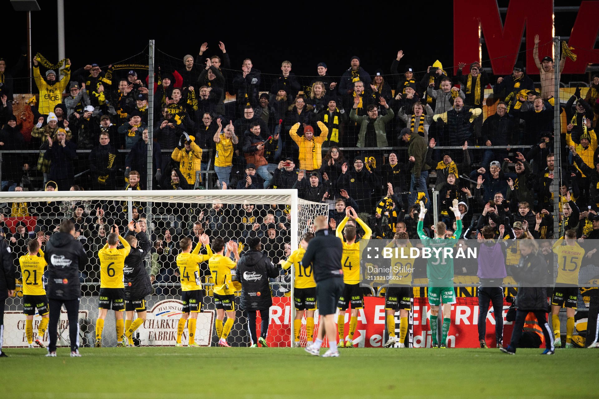 Elfsborg tackar fansen efter fotbollsmatchen i Allsvenskan mellan Halmstad och Elfsborg den 21 november 2021 i Halmstad. 