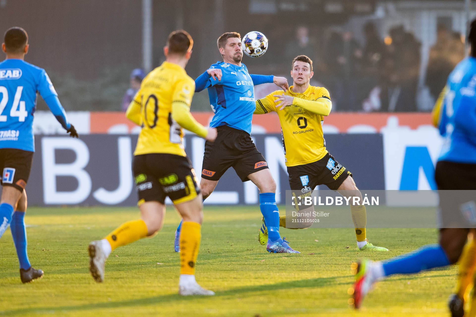 Halmstads Mikael Boman och Elfsborgs Christopher McVey under fotbollsmatchen i Allsvenskan mellan Halmstad och Elfsborg den 21 november 2021 i Halmstad.