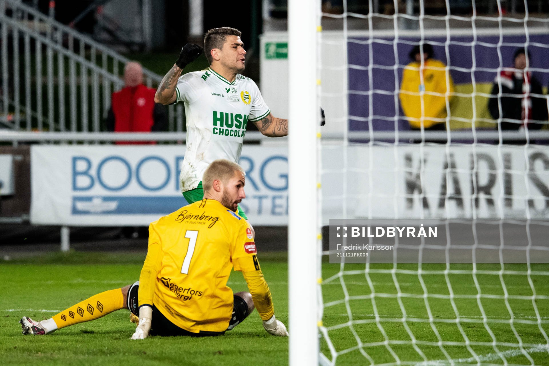 Hammarbys Paulinho jublar samtidigt som Degerfors målvakt