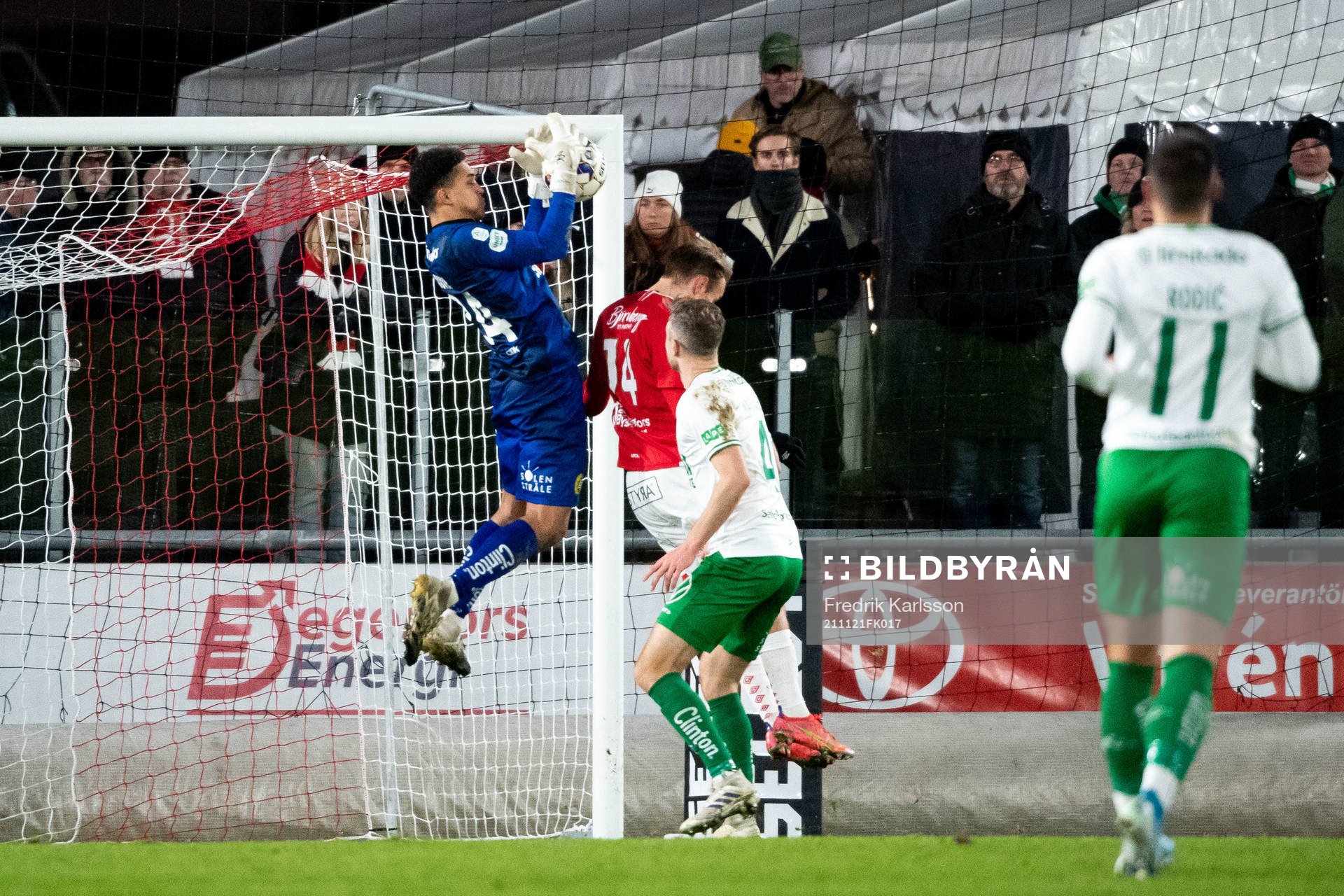 Hammarbys målvakt Oliver Dovin