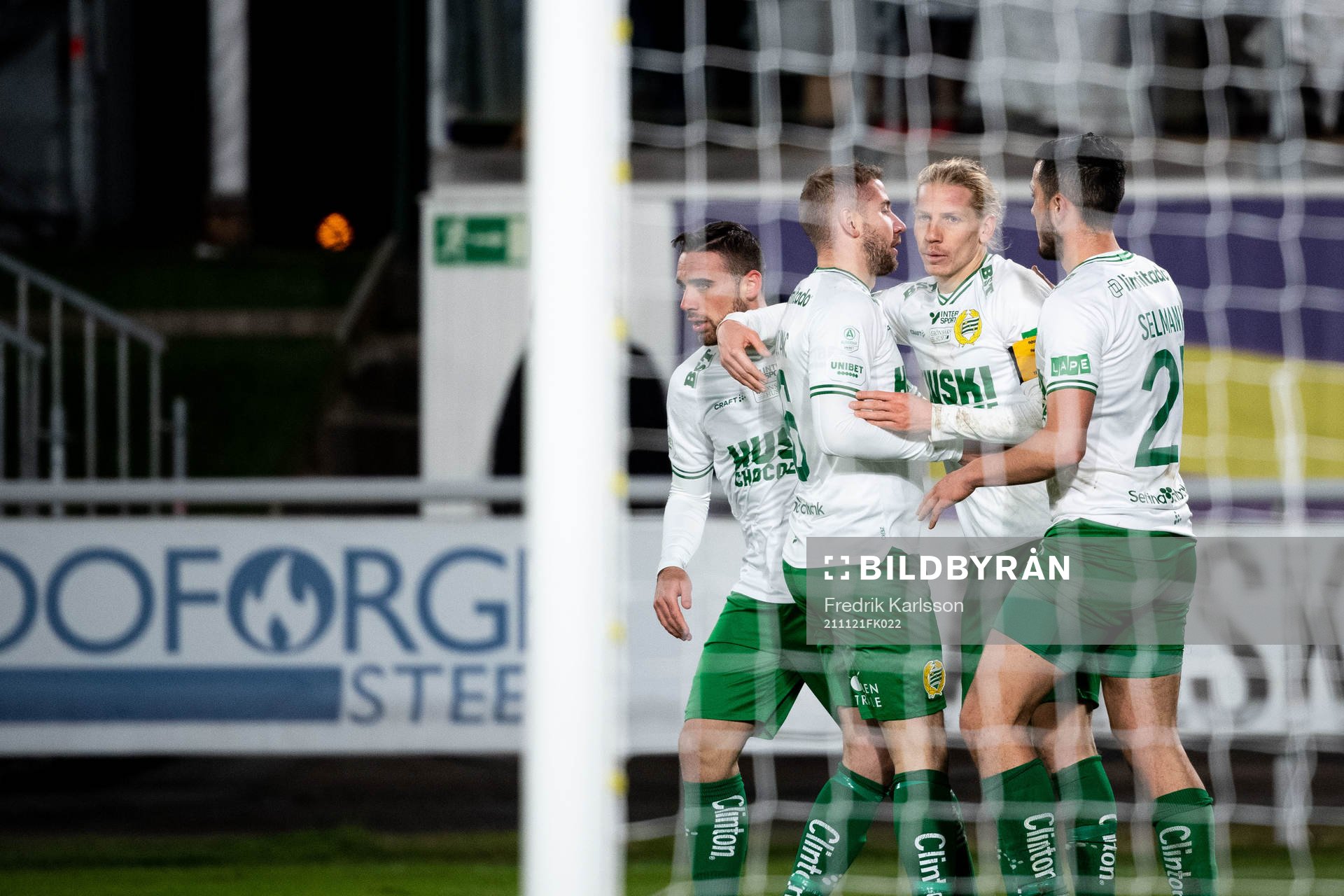 Hammarbys Gustav Ludwigson jublar med lagkamrater