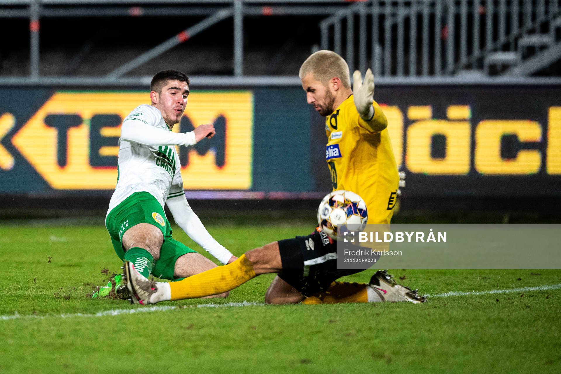 Hammarbys Mayckel Lahdo och Degerfors målvakt Alfie Malik