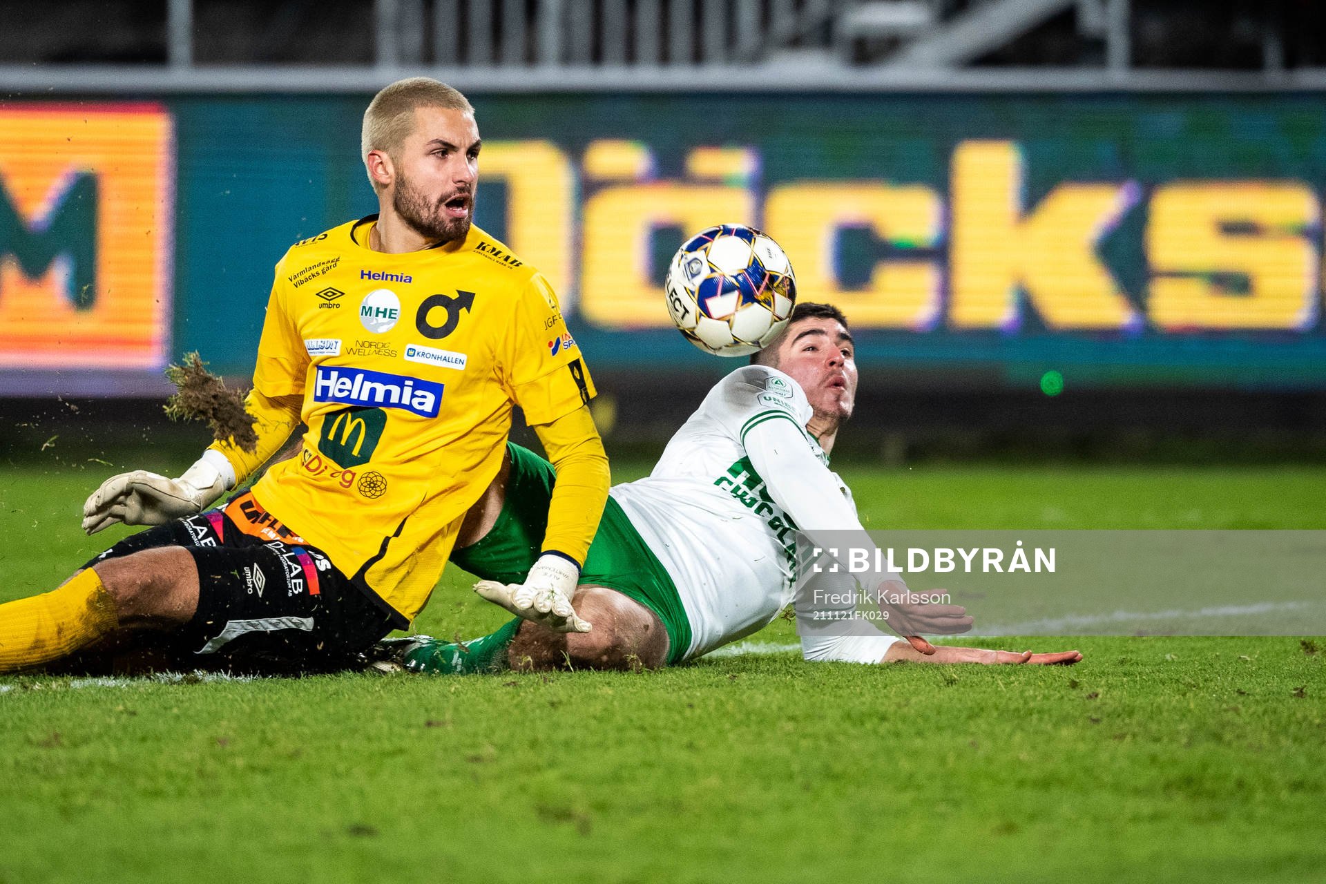 Hammarbys Mayckel Lahdo och Degerfors målvakt Alfie Malik