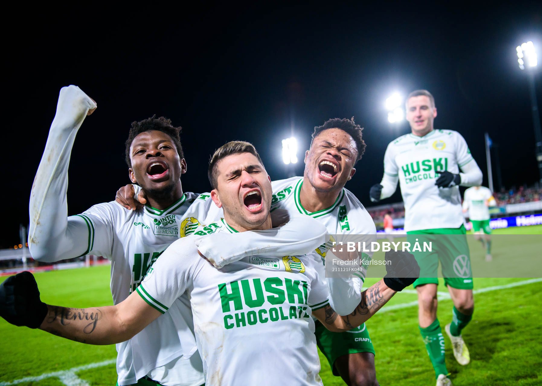 Hammarbys Paulinho jublar med lagkamrater