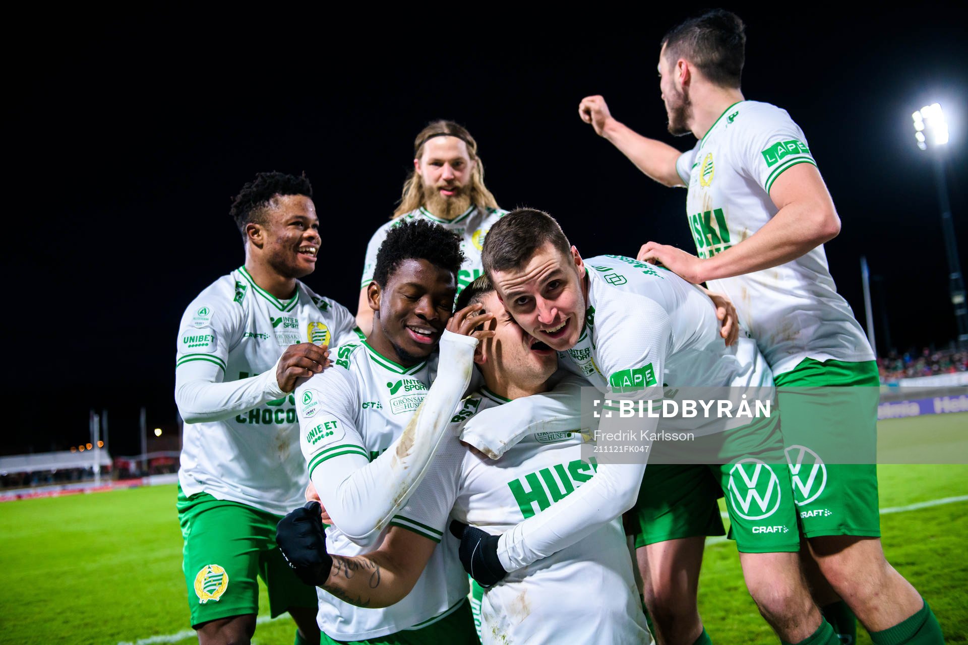 Hammarbys Paulinho jublar med lagkamrater efter han gjort 0-3 under fotbollsmatchen i Allsvenskan mellan Degerfors och Hammarby den 21 november 2021 i Degerfors.
