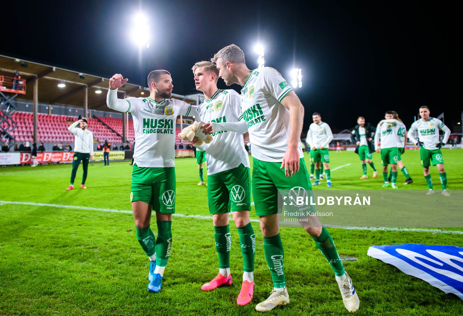 Hammarbys Ben Engdahl jublar med lagkamrater