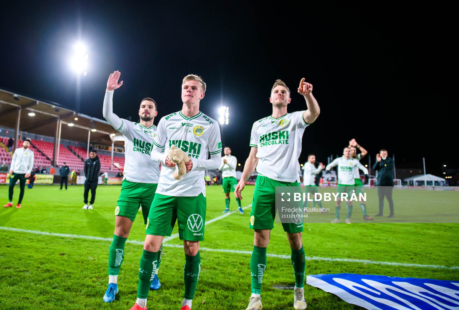 Hammarbys Ben Engdahl jublar med lagkamrater