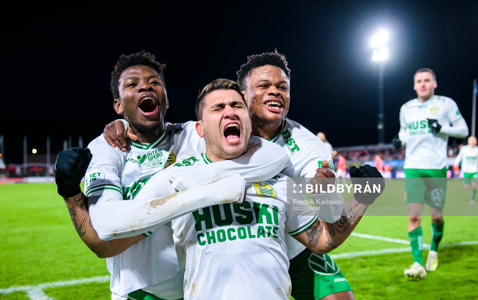 Hammarbys Paulinho jublar med lagkamrater efter han gjort 0-3 under fotbollsmatchen i Allsvenskan mellan Degerfors och Hammarby den 21 november 2021 i Degerfors.