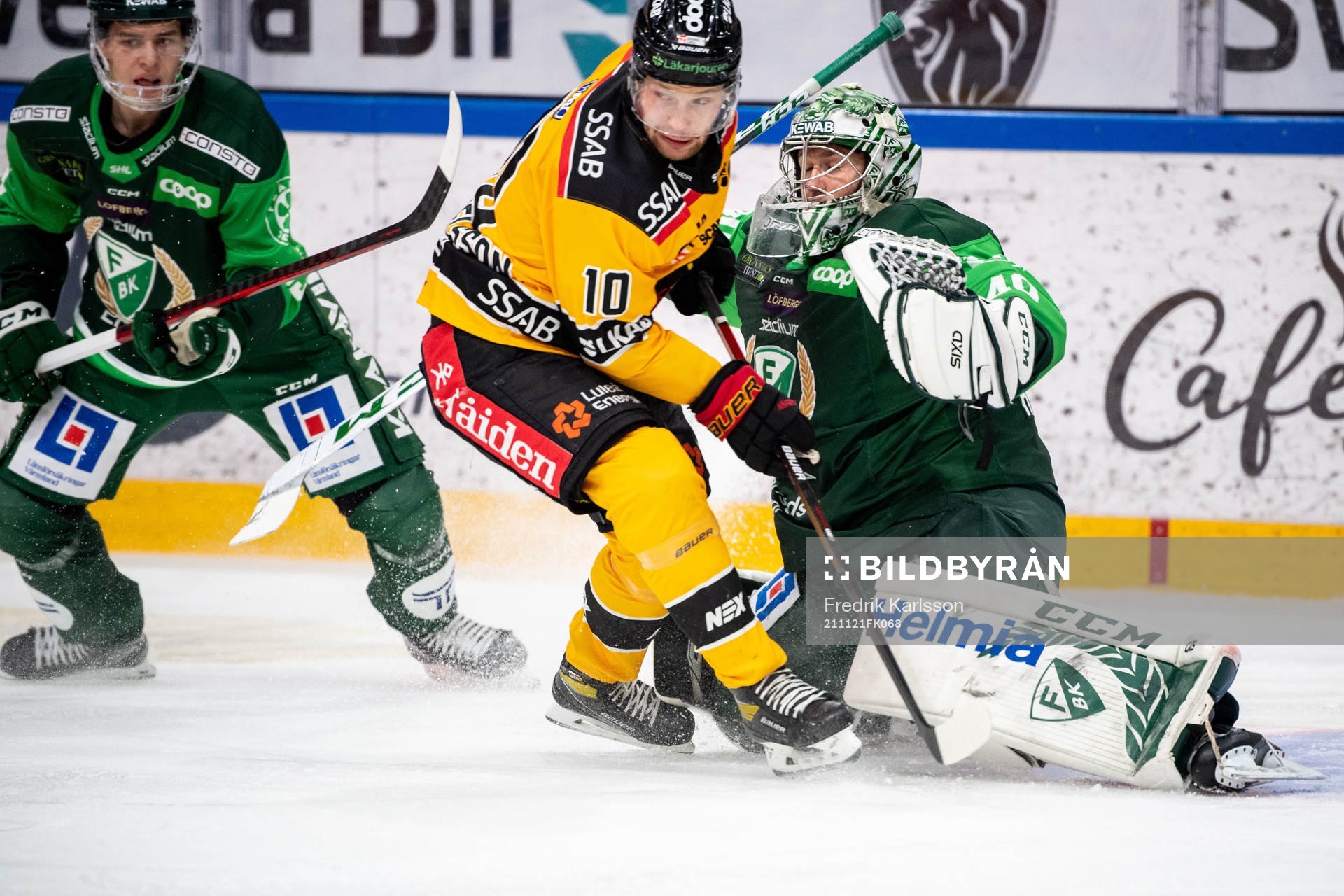 Luleås Einar Emanuelsson och Färjestads målvakt Henrik