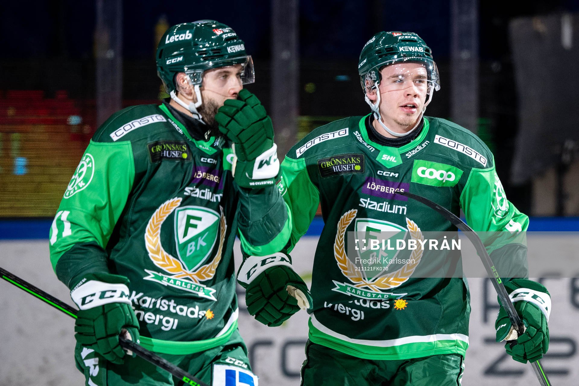 Färjestads Jesse Virtanen och Oscar Lawner jublar