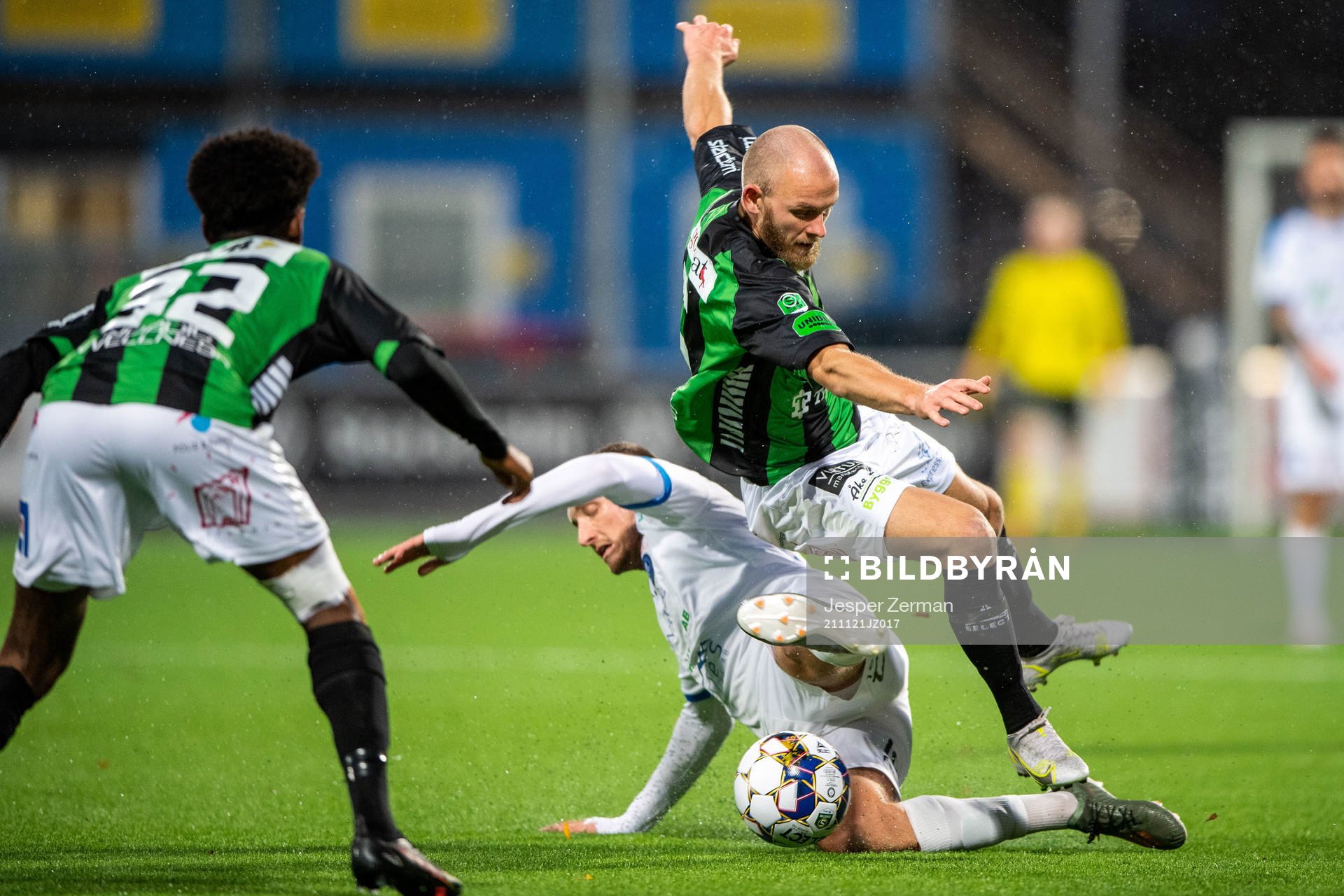 Akropolis Alexander Abrahamsson och GAIS Niklas Andersen under fotbollsmatchen i Superettan mellan Akropolis och GAIS den 21 november 2021 i Stockholm.