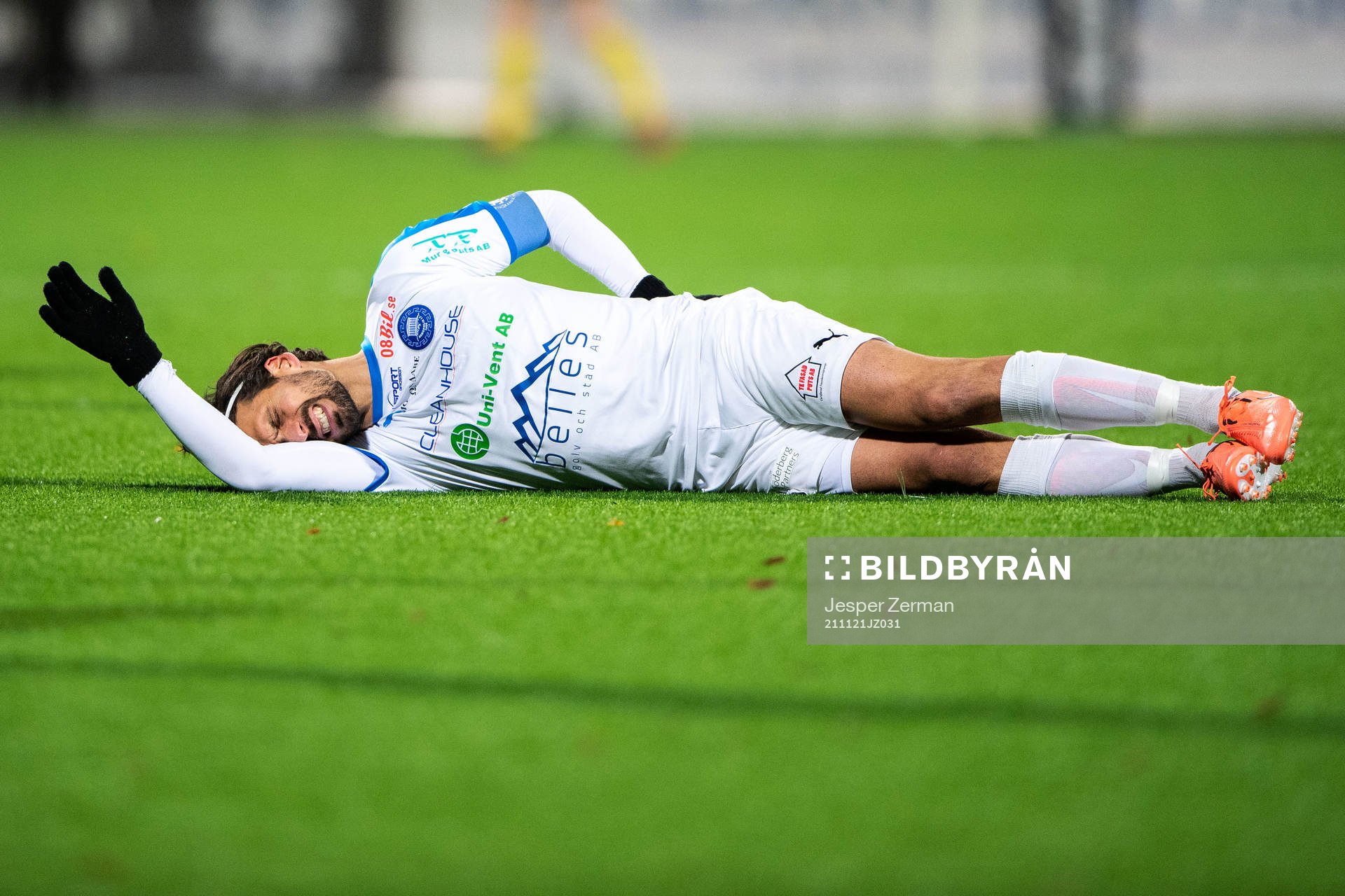 Akropolis Panajotis Dimitriadis har ont under fotbollsmatchen i Superettan mellan Akropolis och GAIS den 21 november 2021 i Stockholm. 