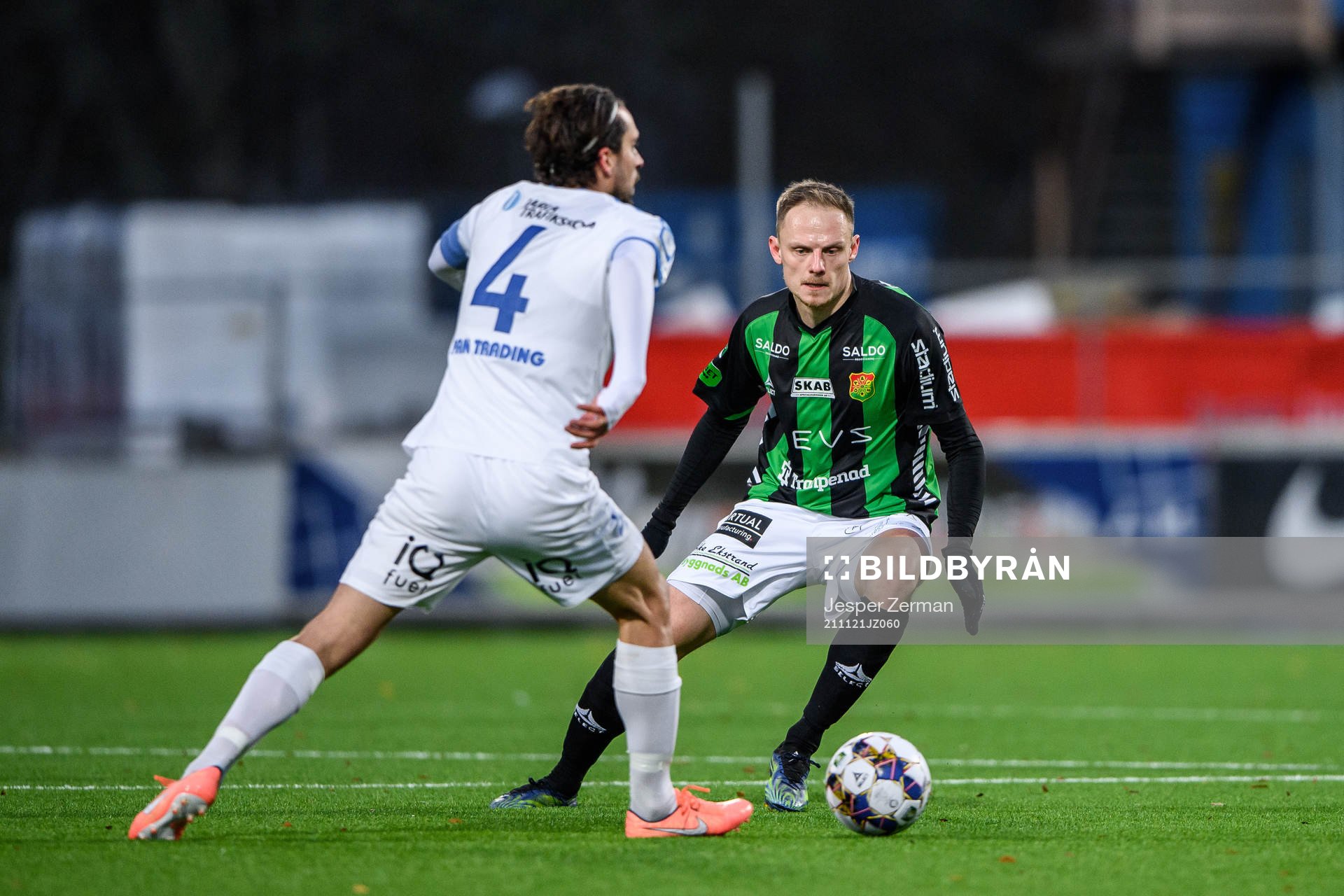 Akropolis Panajotis Dimitriadis och GAIS Joackim Åberg under fotbollsmatchen i Superettan mellan Akropolis och GAIS den 21 november 2021 i Stockholm.