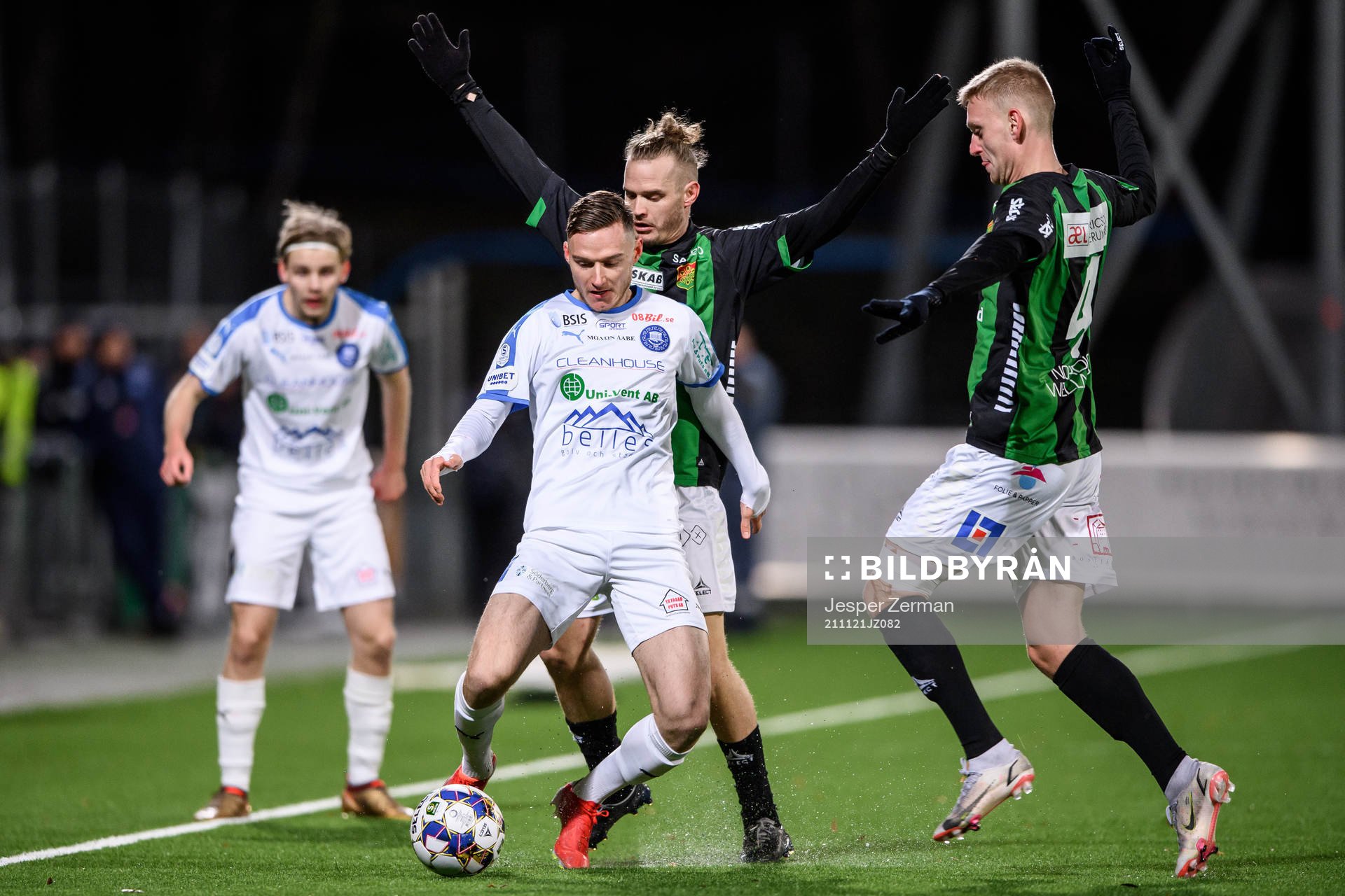 Akropolis Mattias Bouvin mot GAIS Jonas Lindberg och Joackim Åberg under fotbollsmatchen i Superettan mellan Akropolis och GAIS den 21 november 2021 i Stockholm. 