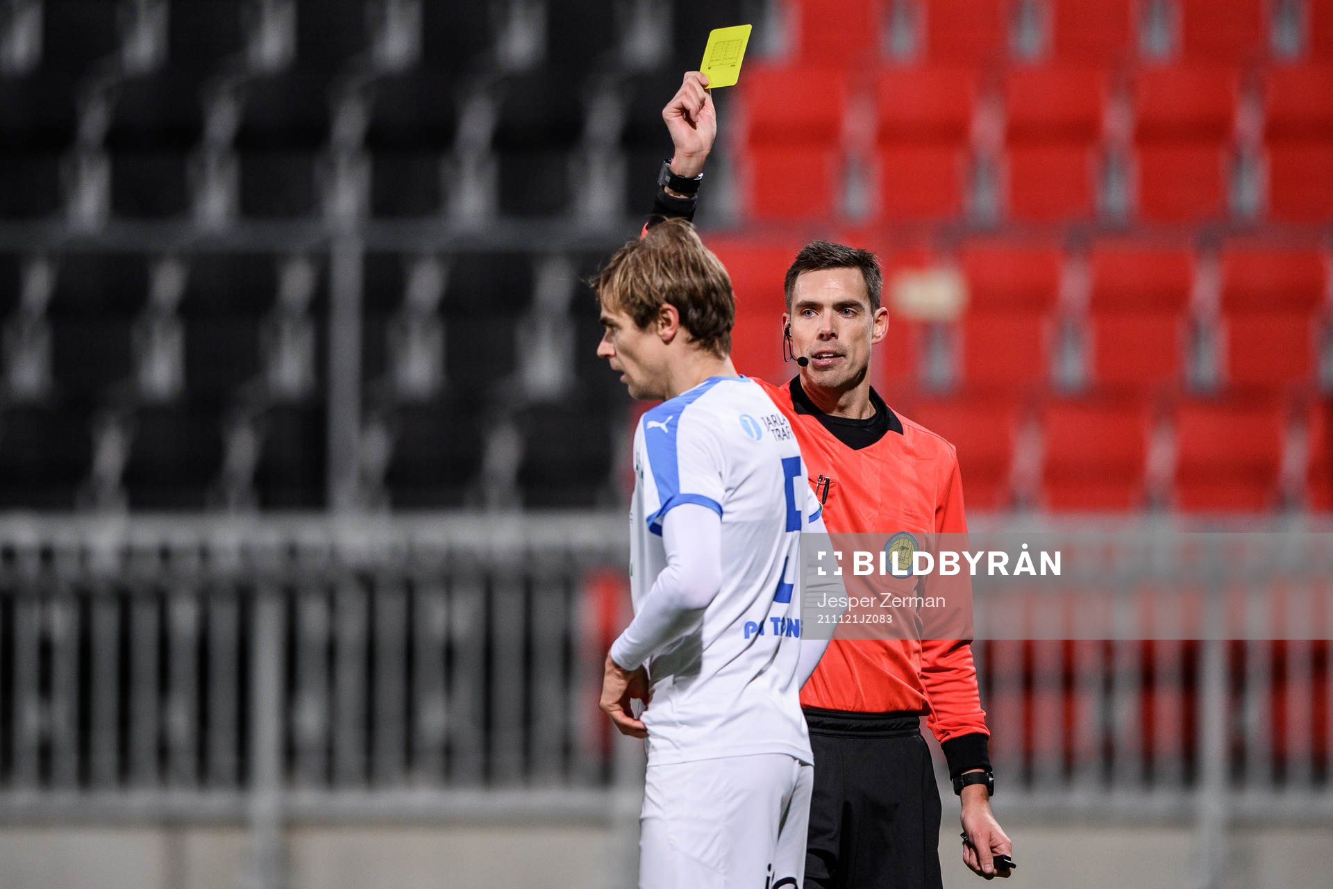 domare Magnus Lindgen under fotbollsmatchen i Superettan mellan Akropolis och GAIS den 21 november 2021 i Stockholm. 