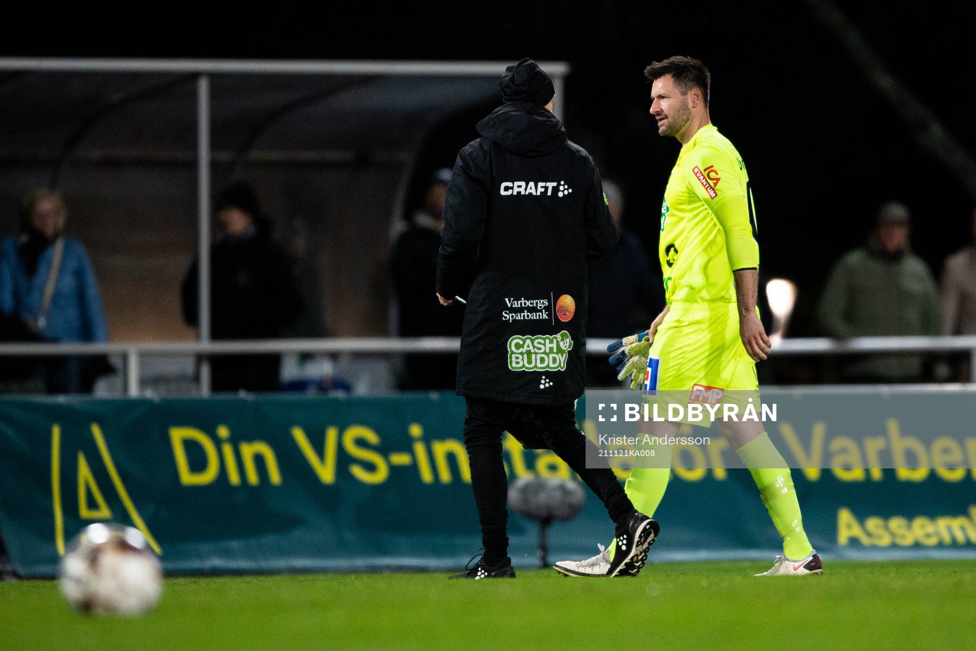 Varbergs målvakt Stojan Lukic lämnar planen