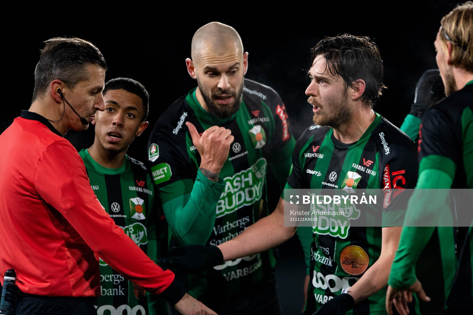 Varbergs Robin Simovic och Robin Tranberg i diskussion med