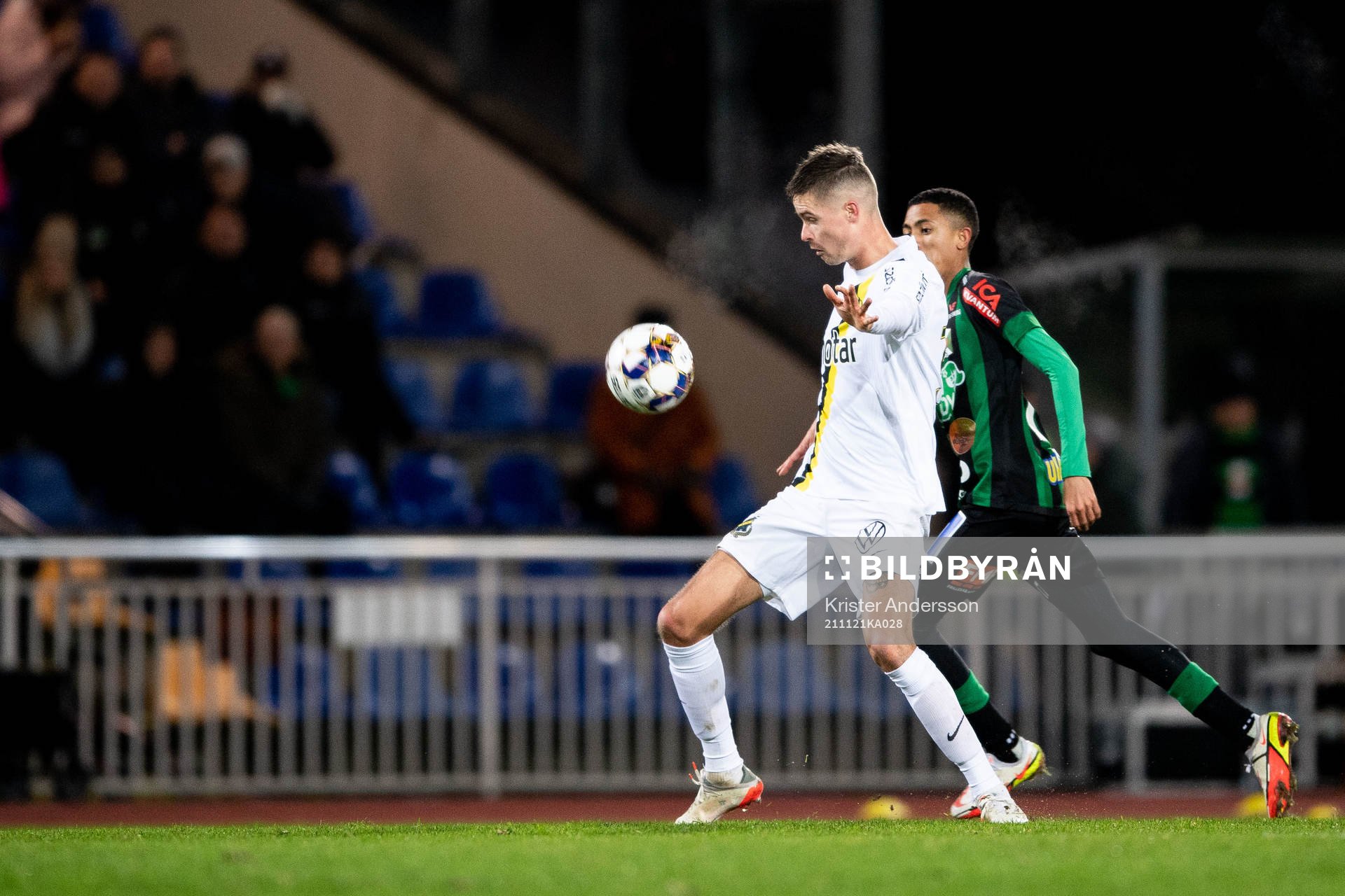s Mikael Lustig och Varbergs Tashreeq Matthews