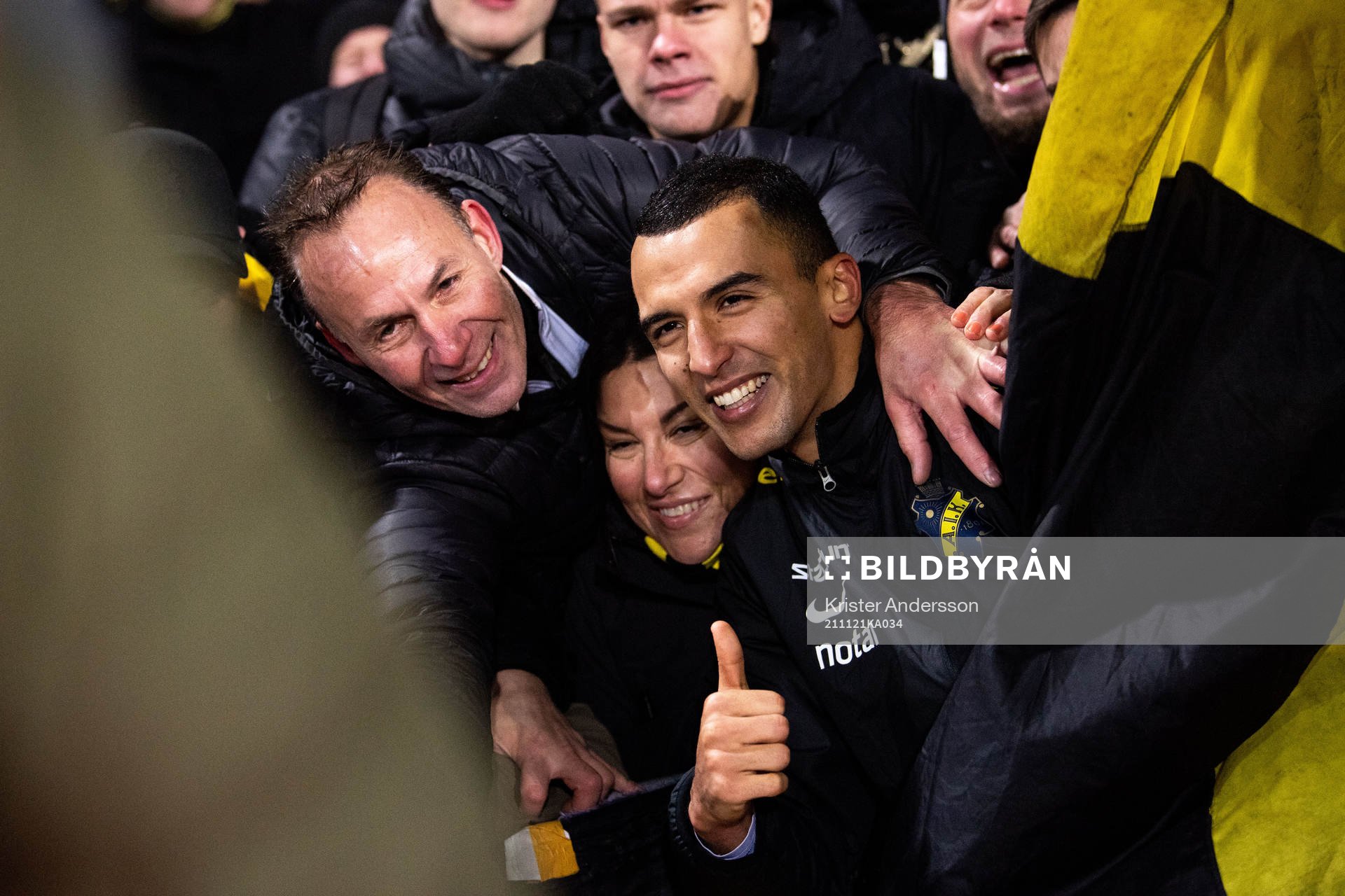 s Nabil Bahoui jublar med publike