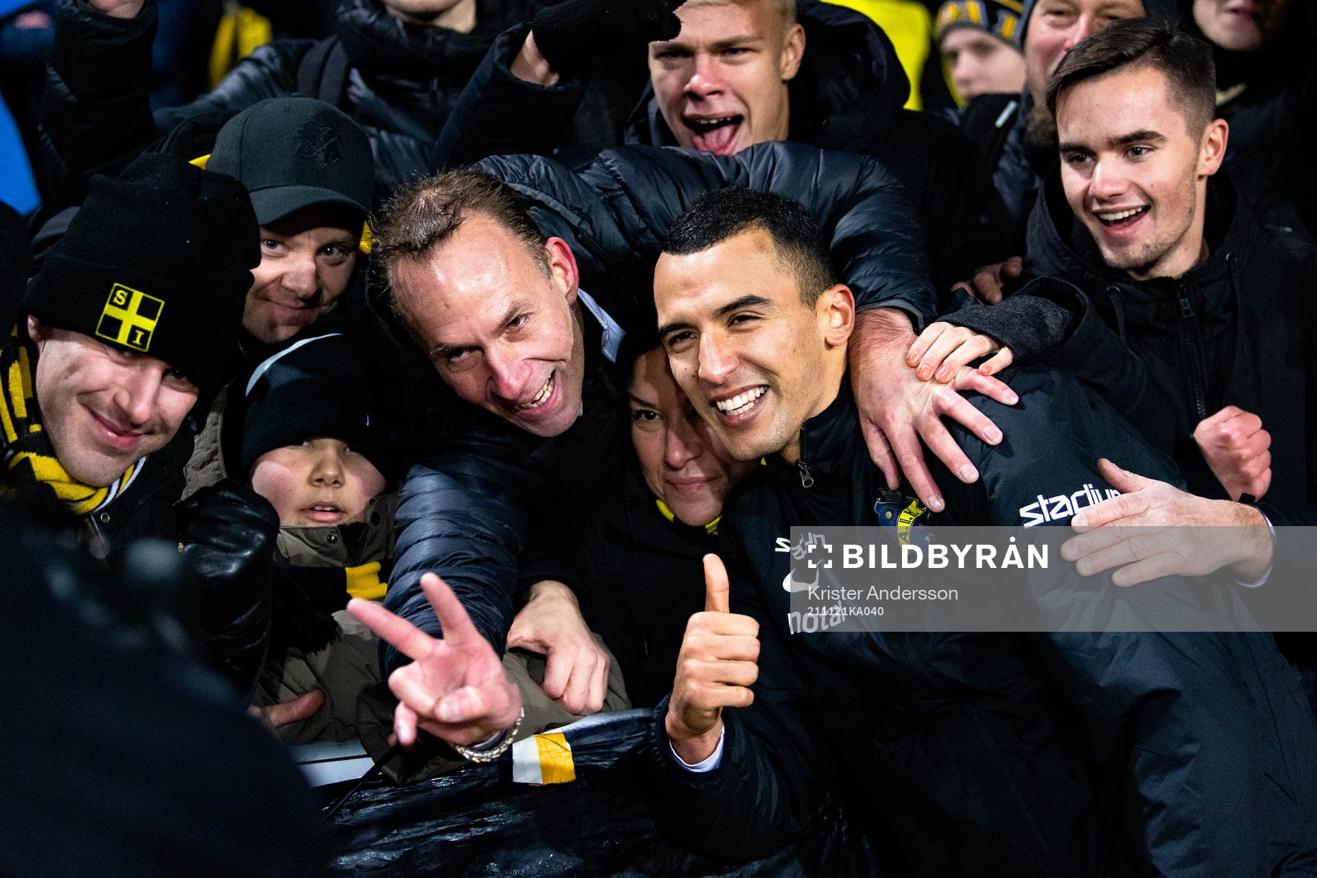 s Nabil Bahoui jublar med publiken