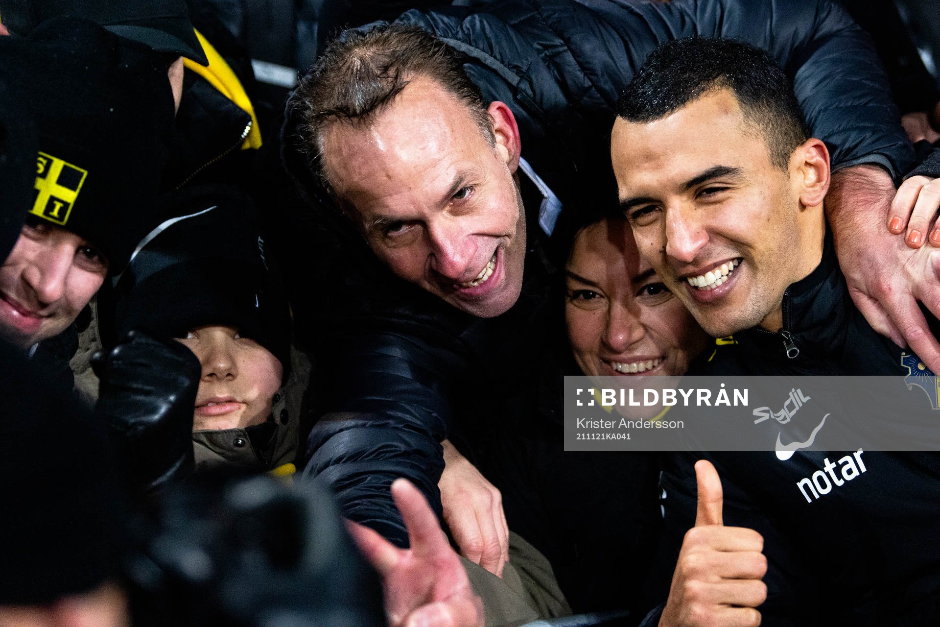 s Nabil Bahoui jublar med publiken