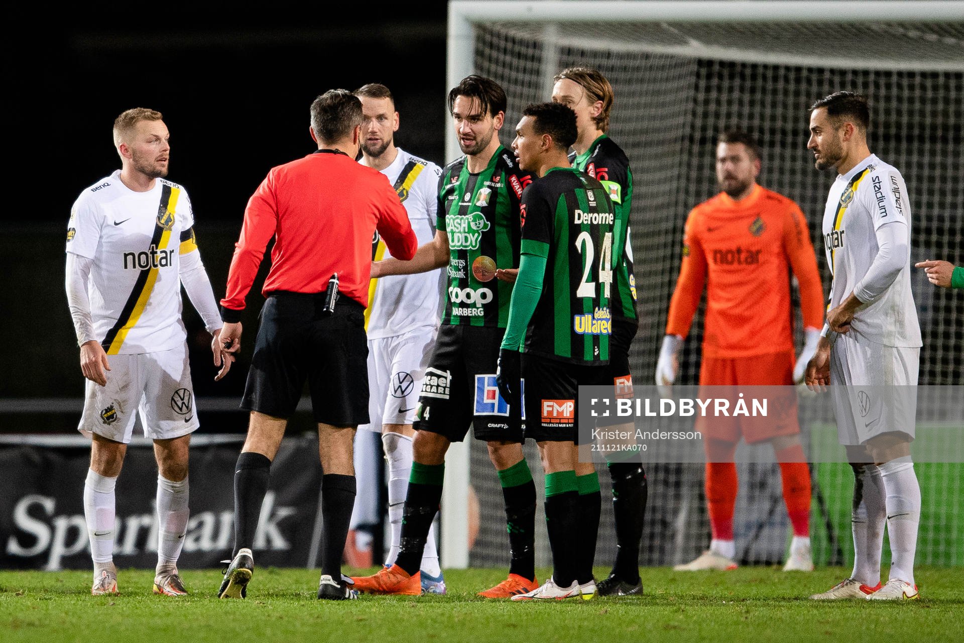 Varbergs Oliver Stanisic i diskussion med domare Bojan
