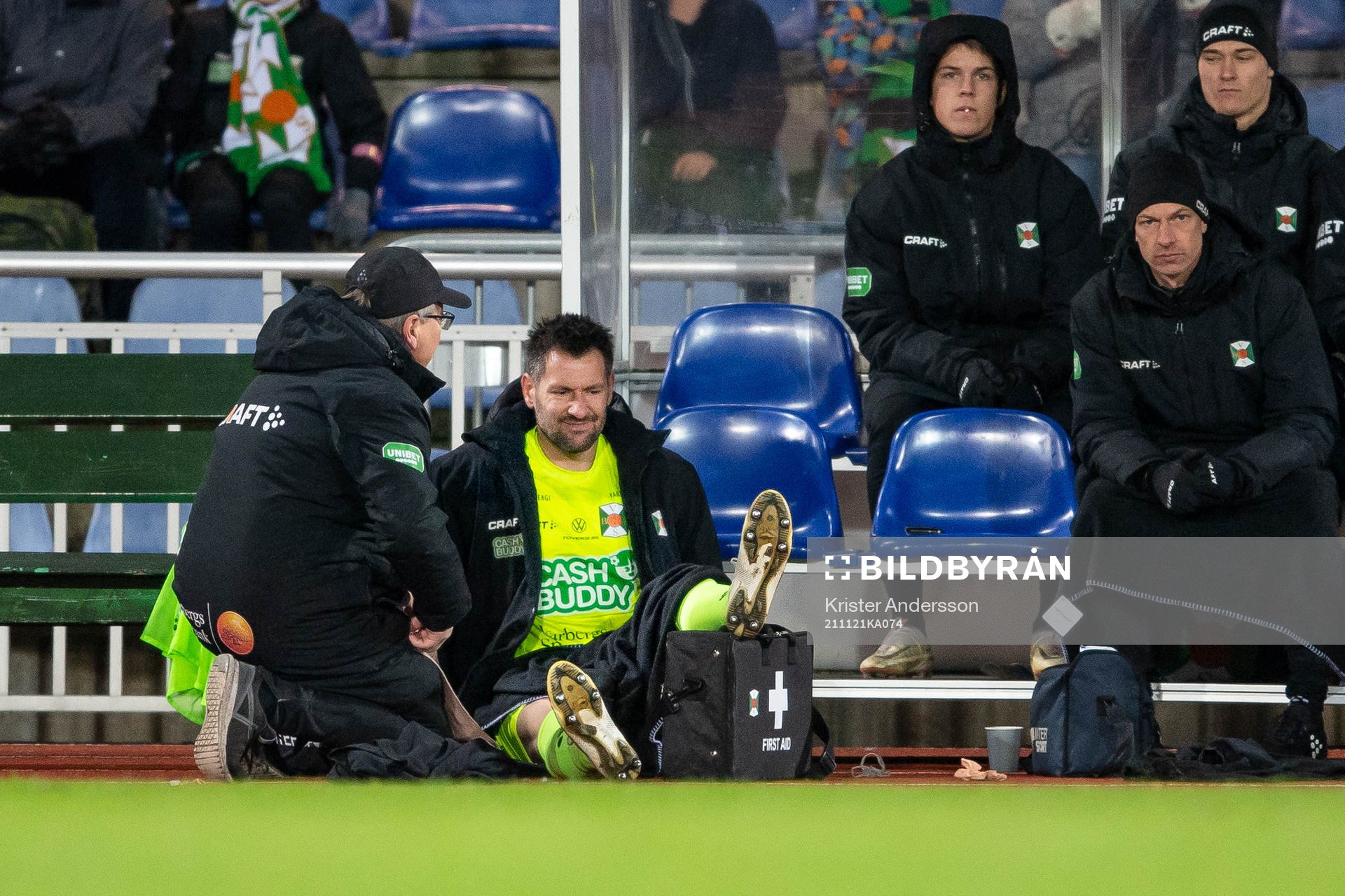 Varbergs målvakt Stojan Lukic sitter skadad