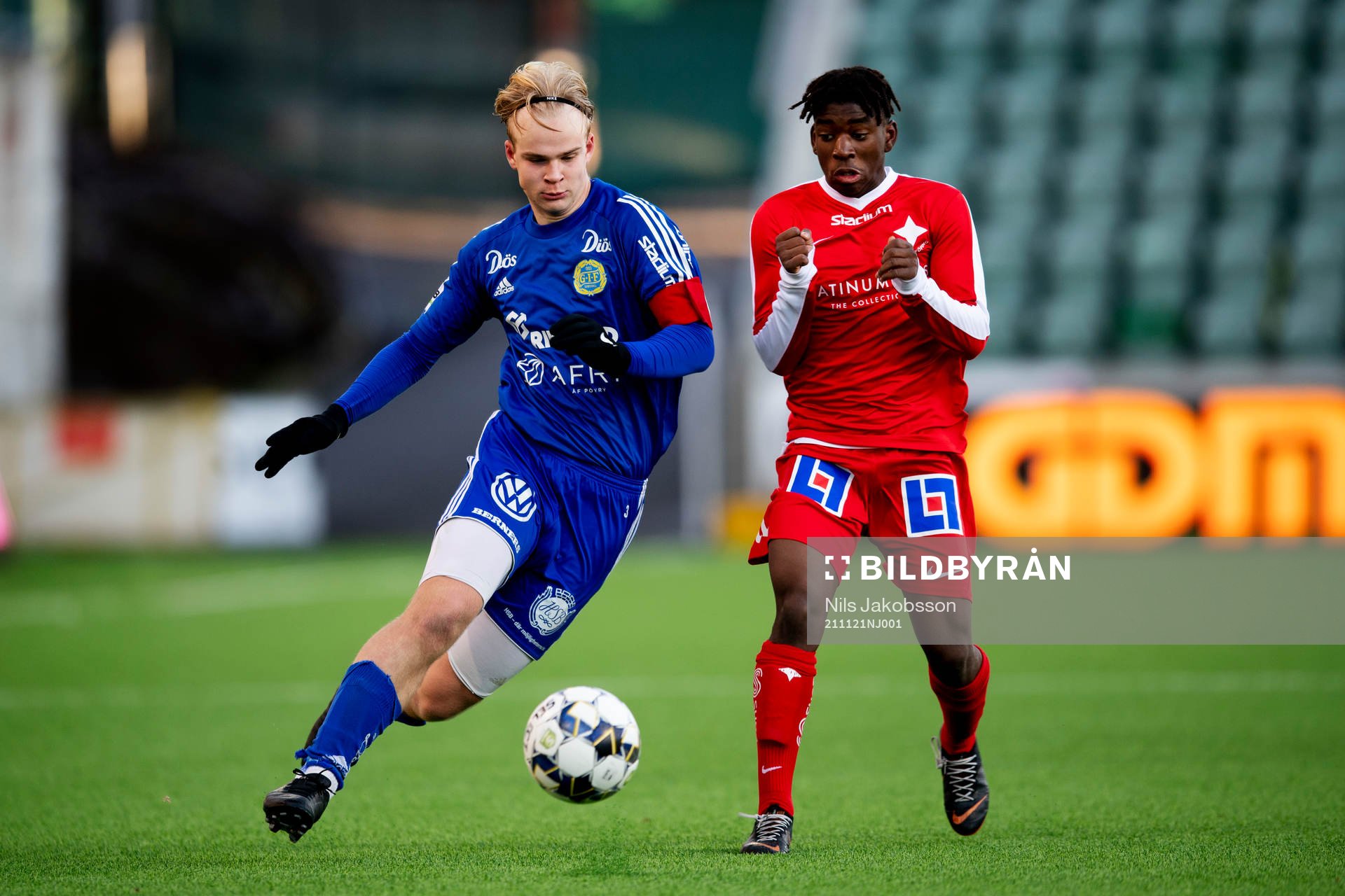 Sundsvalls Filip Svedin och Norrköpings Didace Daniele Rutsoka Burubwa under i SM-finalen i P16 mellan GIF Sundsvall och IFK Norrköping den 21 november 2021 i Sundsvall.