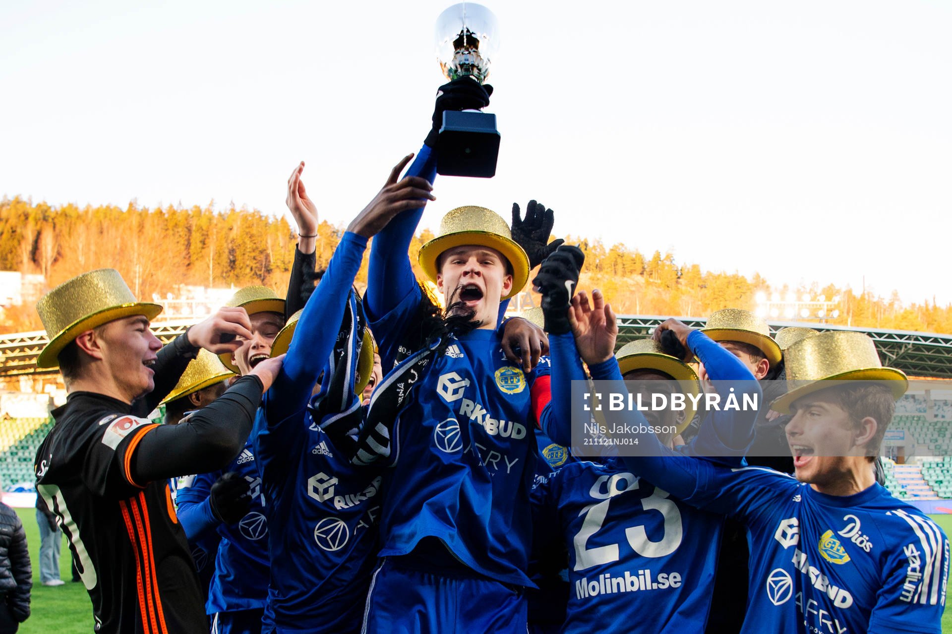 Sundsvalls Filip Svedin tar emot pokalen efter i SM-finalen i P16 mellan GIF Sundsvall och IFK Norrköping den 21 november 2021 i Sundsvall.