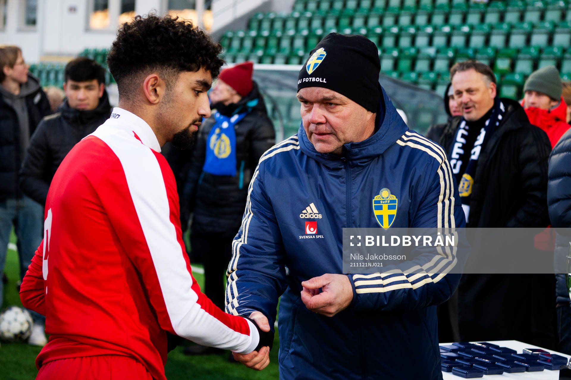 Norrköpings Darin Rozbayani får silver utdelat av Mika
