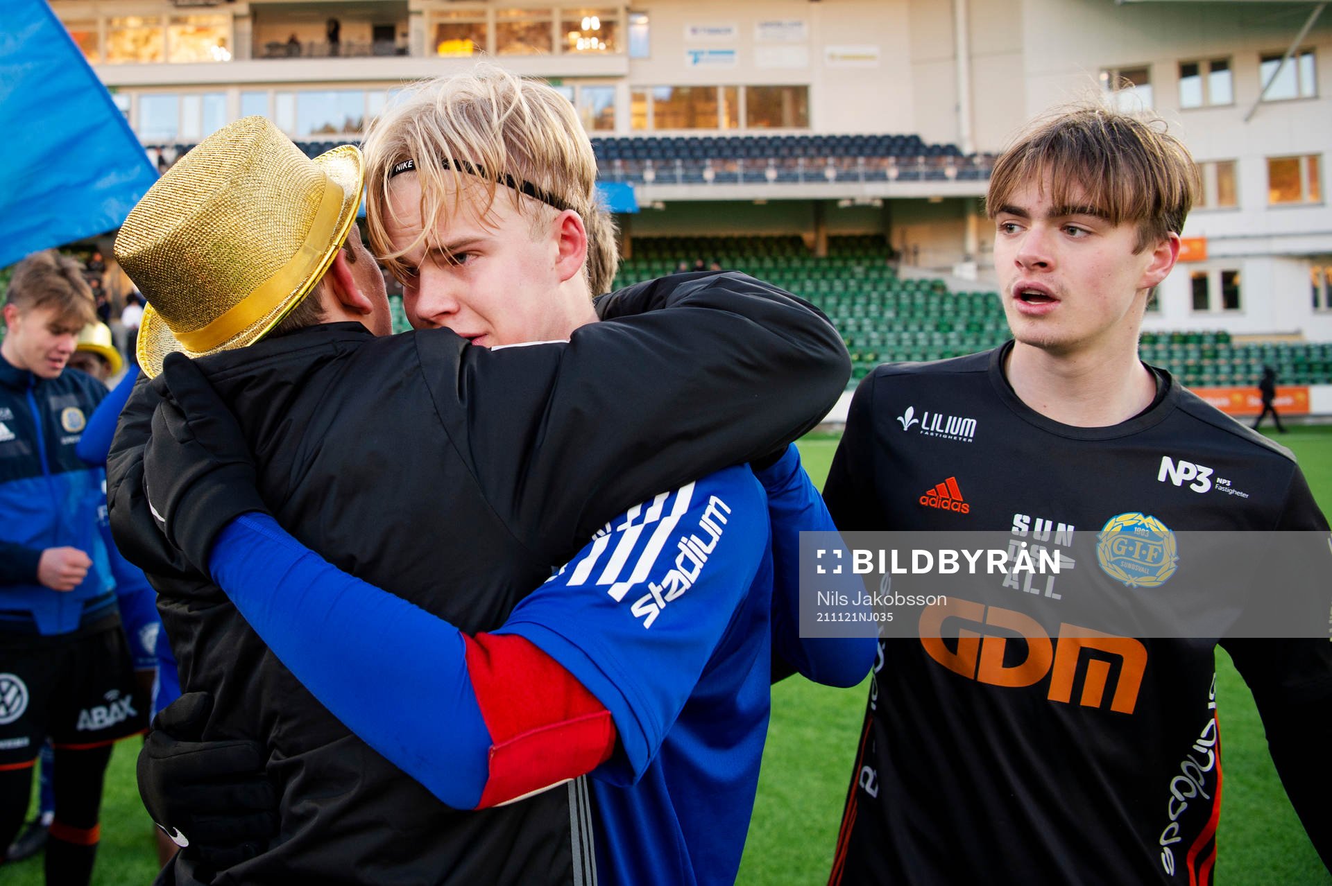 Sundsvalls Filip Svedin och målvakt Marcus Stenman under i SM-finalen i P16 mellan GIF Sundsvall och IFK Norrköping den 21 november 2021 i Sundsvall.