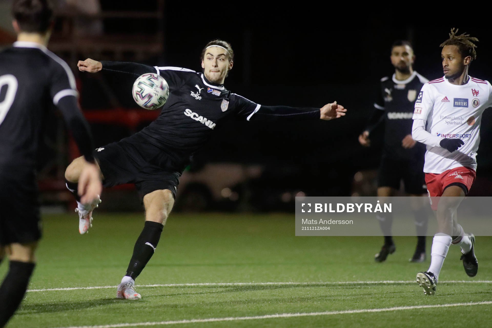 Assyriska Adi Tahirovic under fotbollsmatchen i Ettan norra mellan Hudiksvall och Assyriska FF den 21 november 2021 i Hudiksvall.
