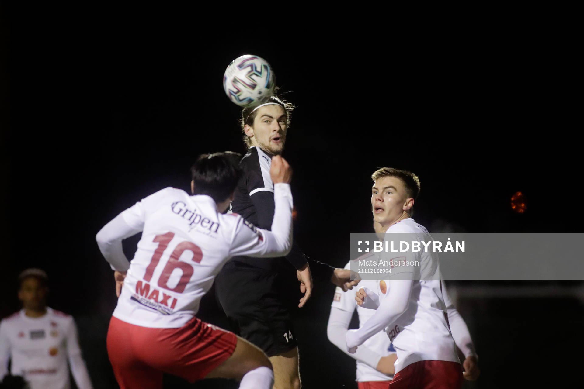 Assyriska Adi Tahirovic och Hudiksvall Oscar Wallin under fotbollsmatchen i Ettan norra mellan Hudiksvall och Assyriska FF den 21 november 2021 i Hudiksvall.