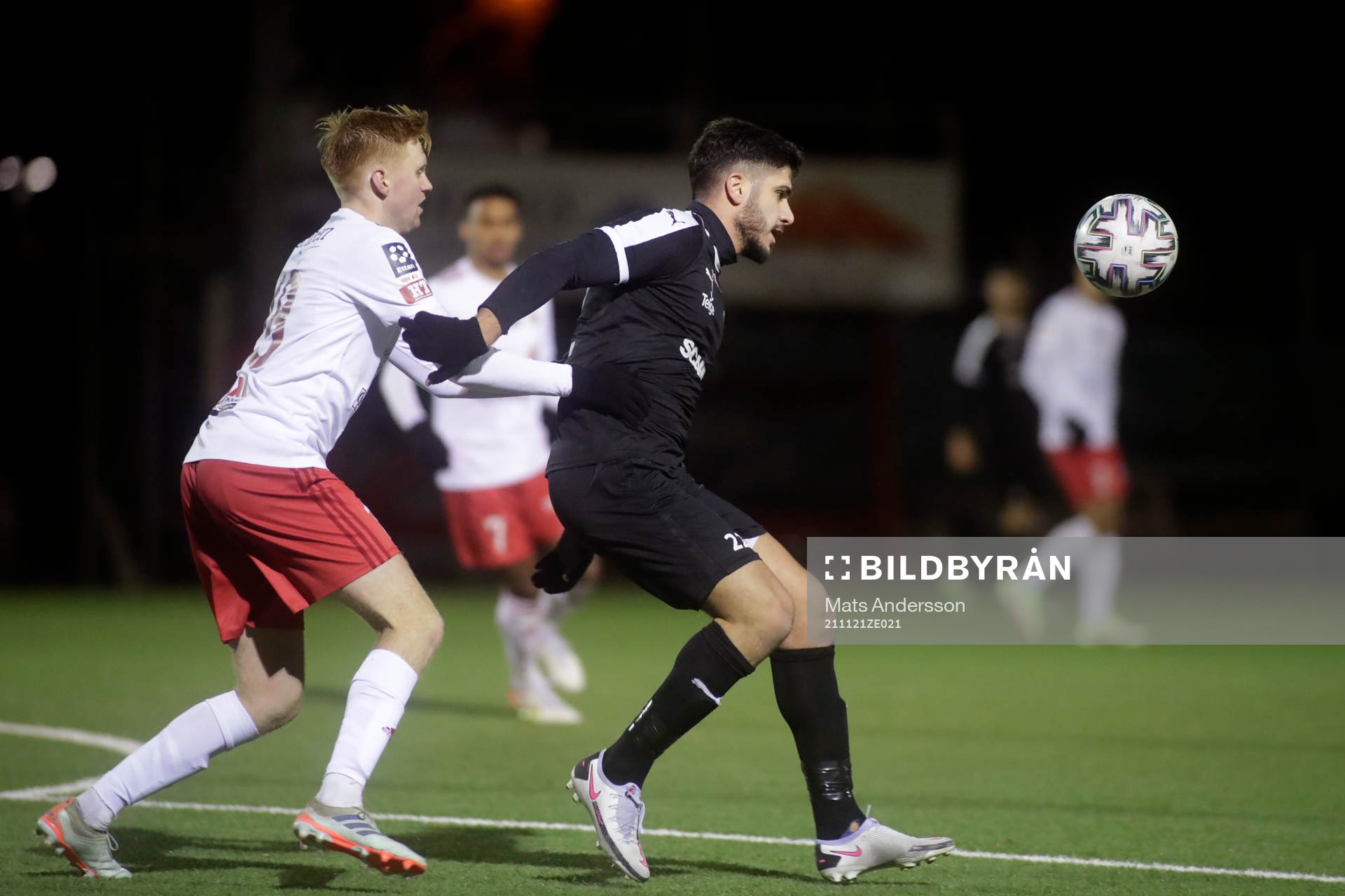 Assyriska Nemrut Awrohum och Hudiksvall Cihan Sener under fotbollsmatchen i Ettan norra mellan Hudiksvall och Assyriska FF den 21 november 2021 i Hudiksvall.
