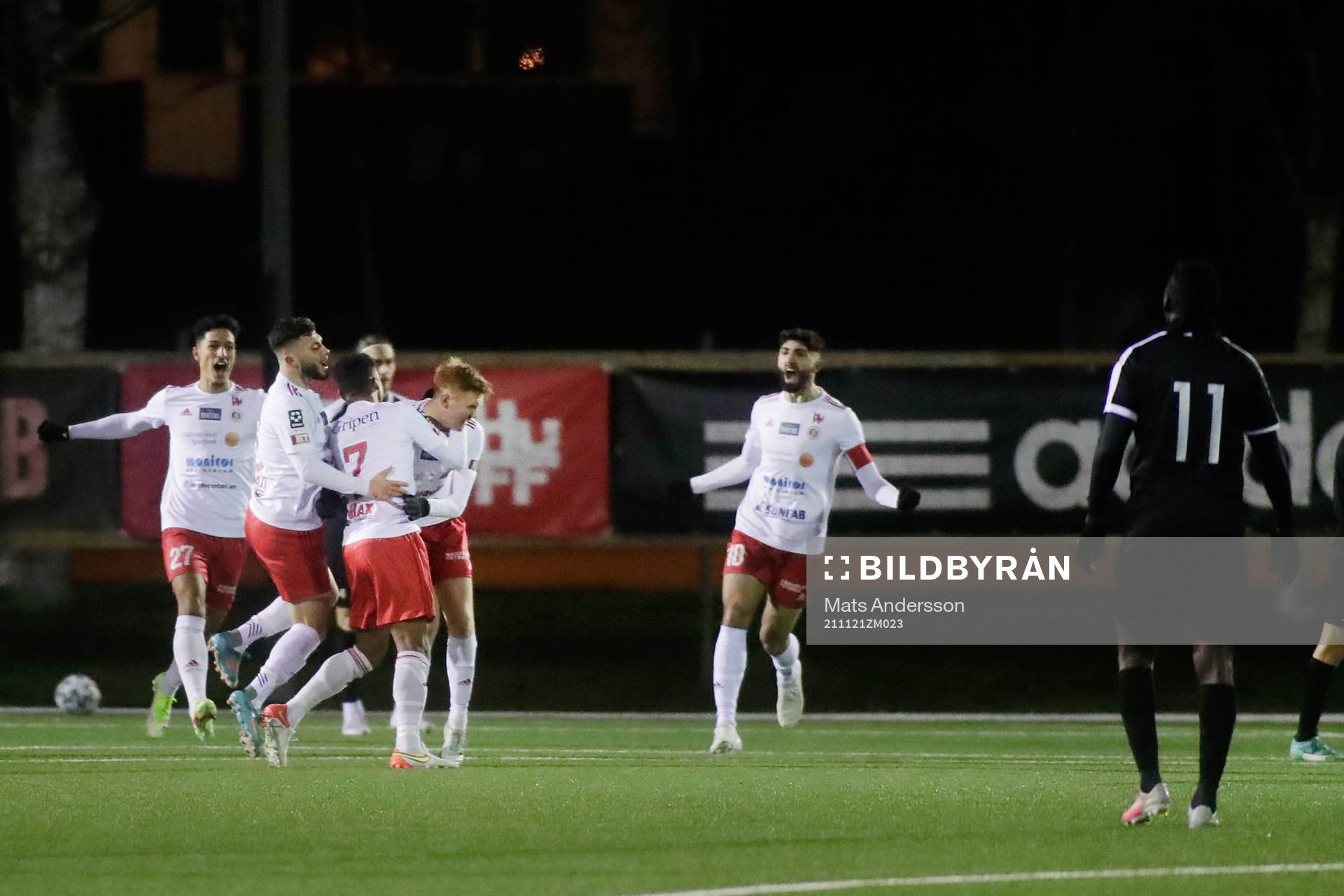 Hudiksvall Pelle Hedlund jublar efter 1-0 under fotbollsmatchen i Ettan norra mellan Hudiksvall och Assyriska FF den 21 november 2021 i Hudiksvall. 