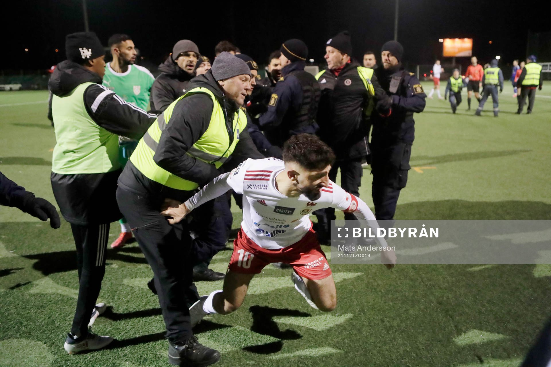 Hudiksvall Cihan Sener förs av plan efter bråk efter slutsignal under fotbollsmatchen i Ettan norra mellan Hudiksvall och Assyriska FF den 21 november 2021 i Hudiksvall.