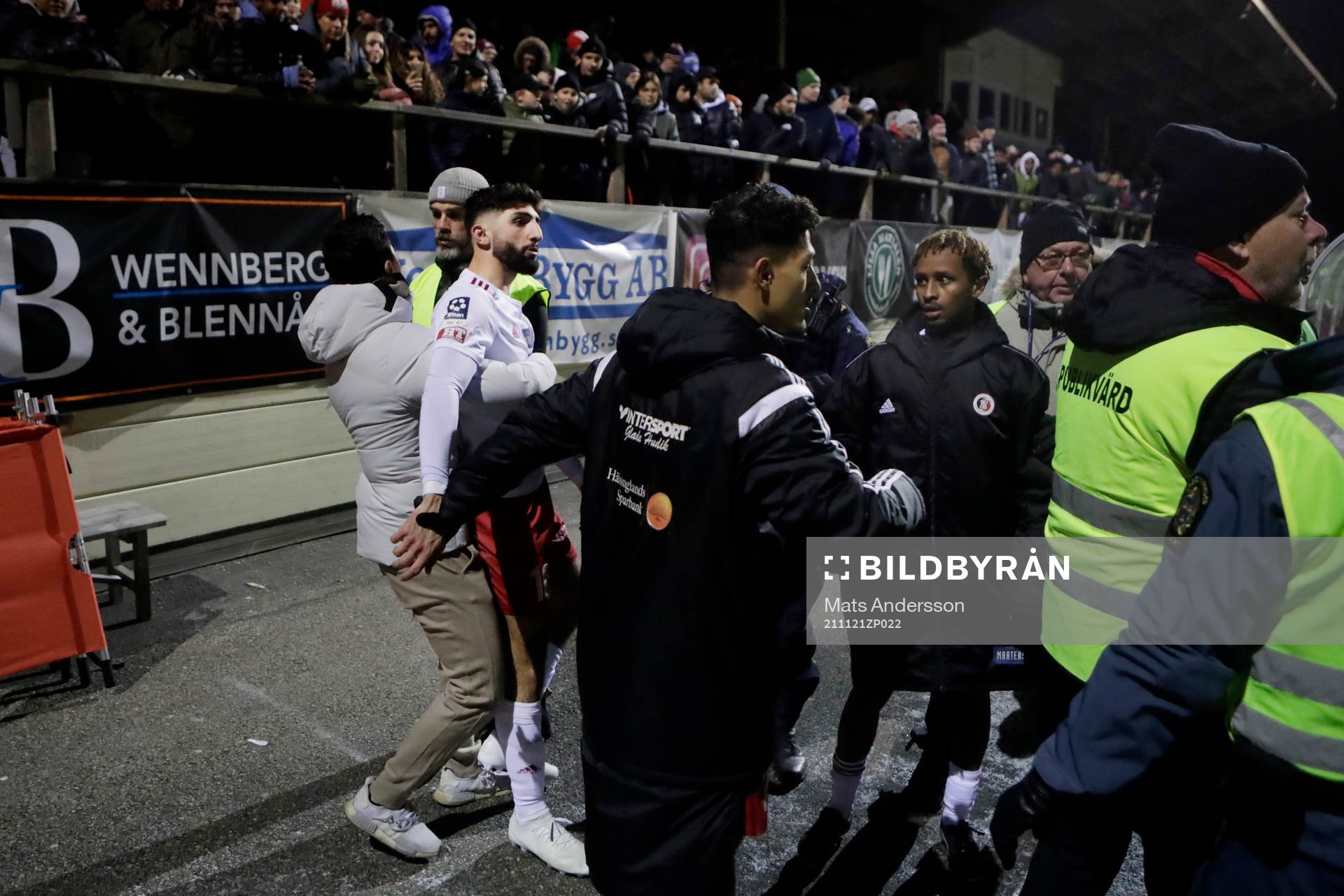 Hudiksvall Cihan Sener förs av plan efter bråk efter slutsignal under fotbollsmatchen i Ettan norra mellan Hudiksvall och Assyriska FF den 21 november 2021 i Hudiksvall. 